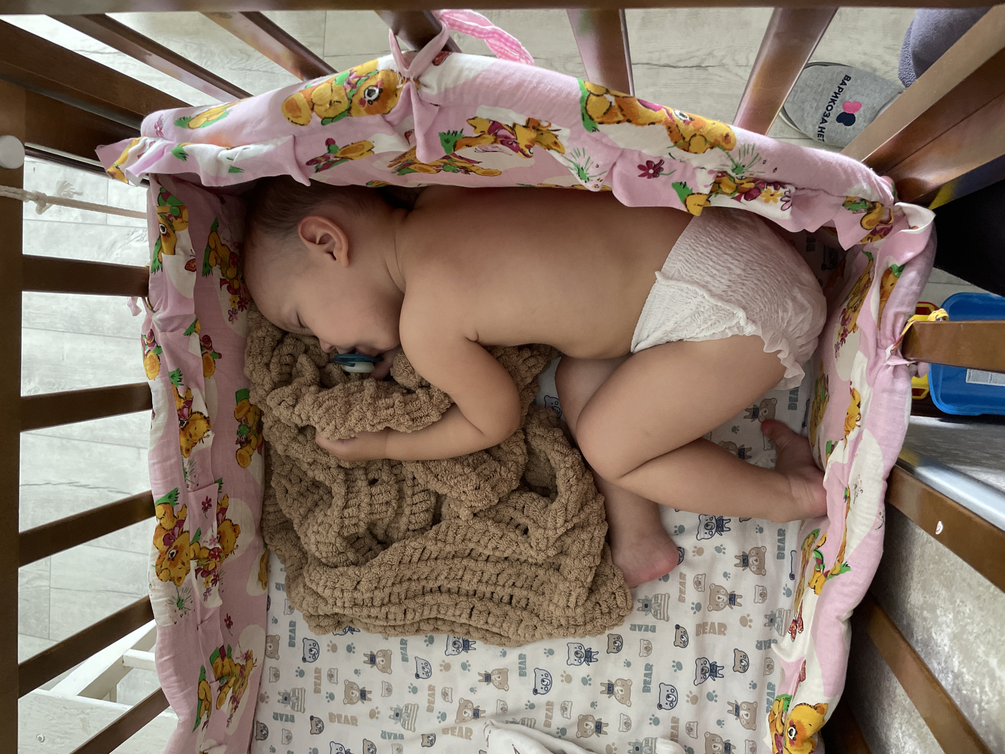 Quiet morning moments captured in Perm home with baby, dog