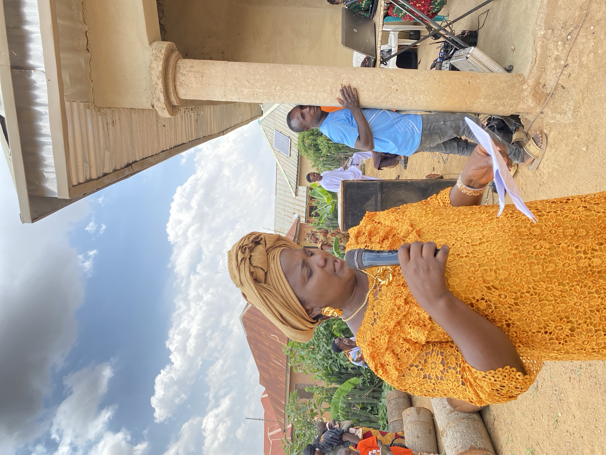 Woman delivers speech at traditional gathering in Nigerian community