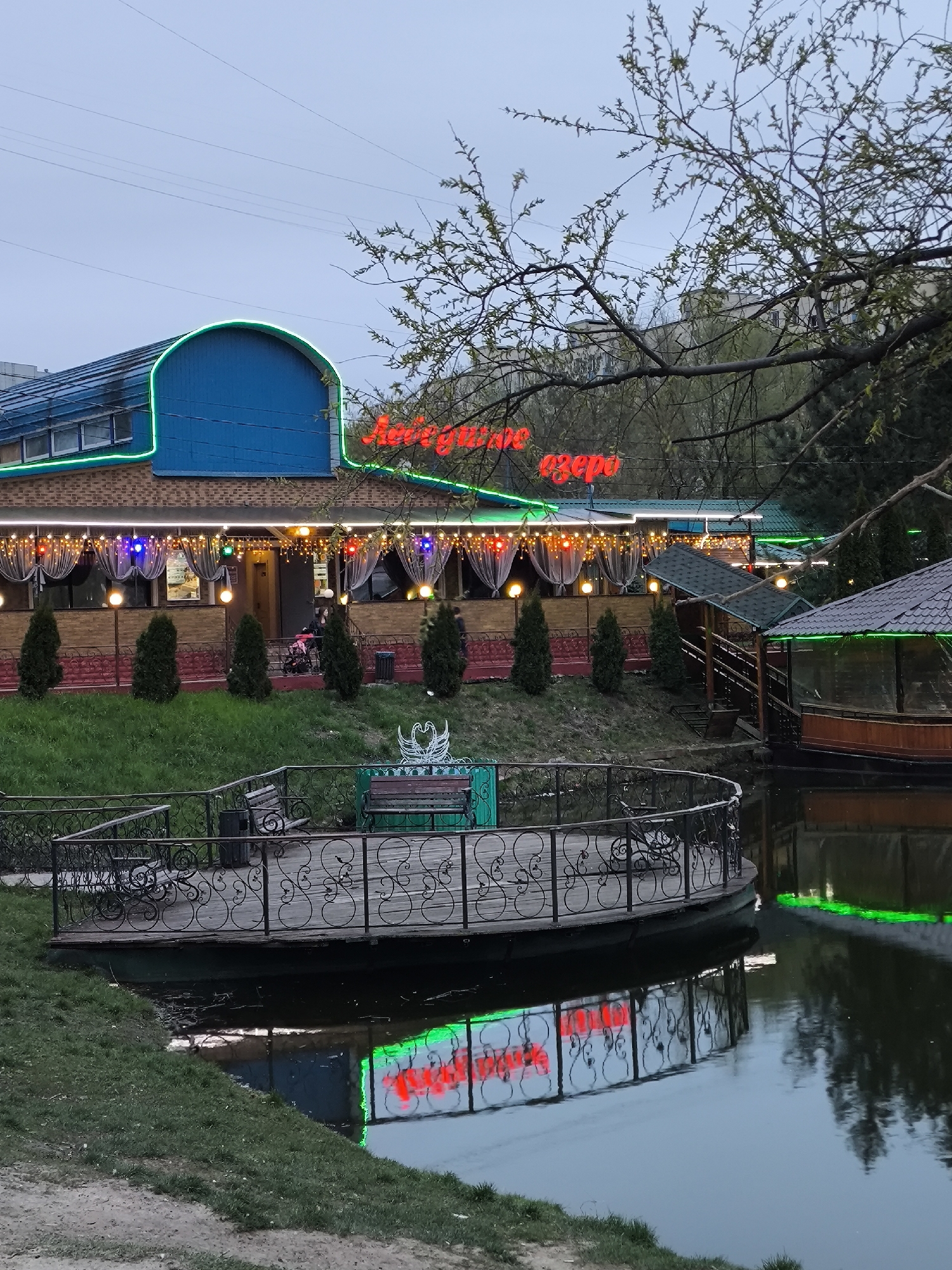 Evening lakeside dining scene documented in Khimki, Russia