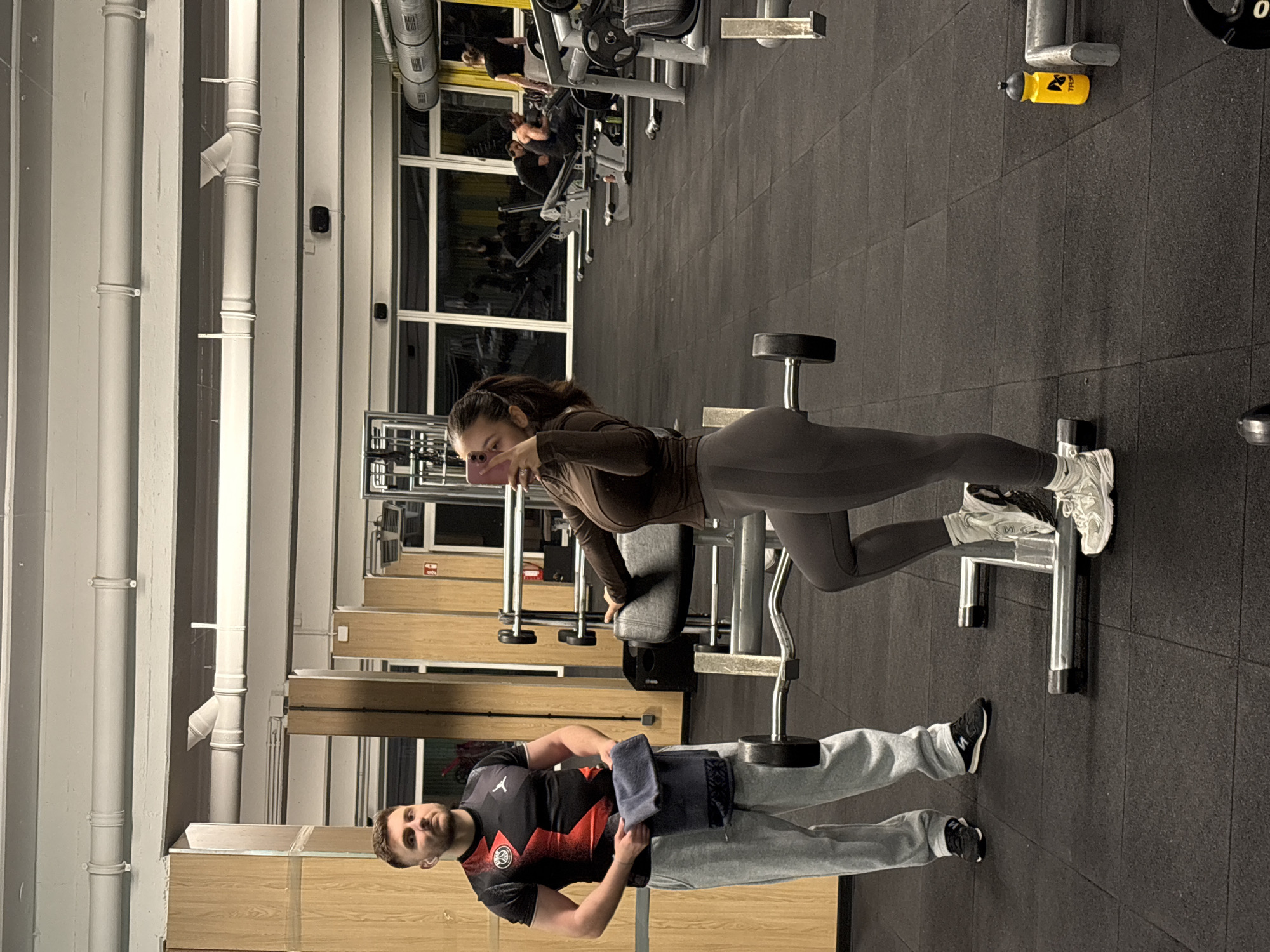 Woman exercises at Mönchengladbach gym, makes peace sign with phone