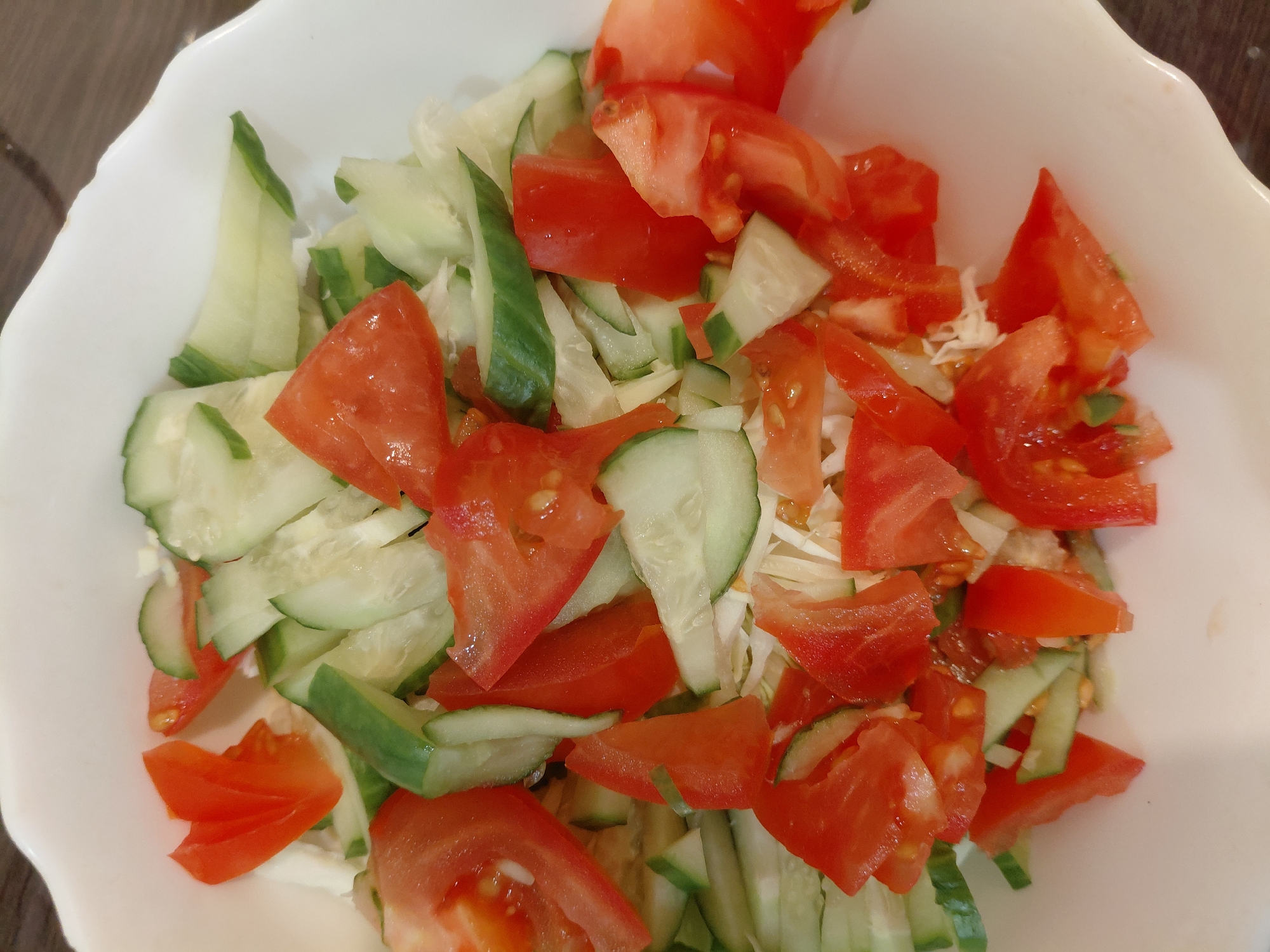 Home cooking captured in Nadym: salad preparation and potato frying