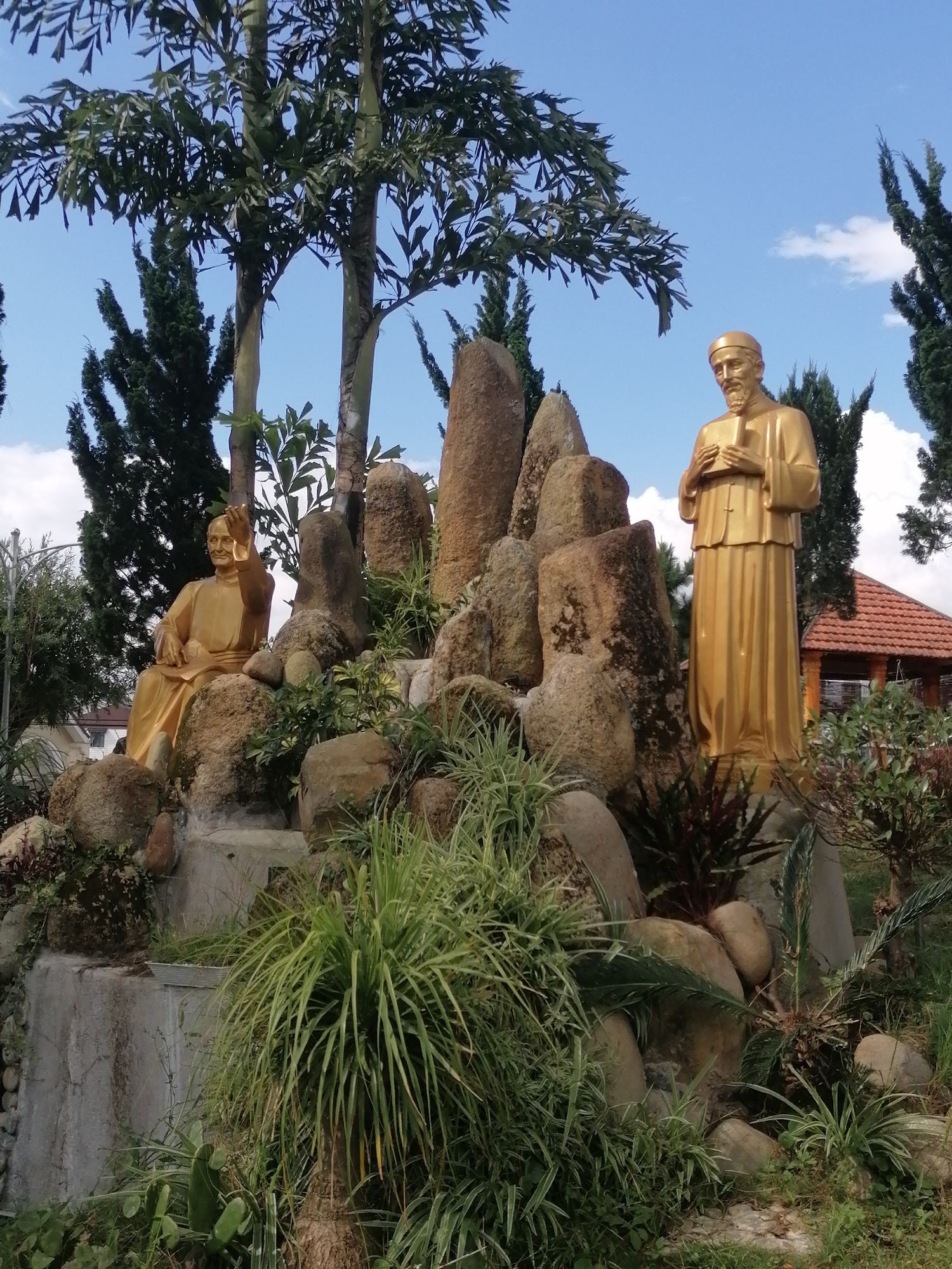 Da Lat's churches, hillside villas, and garden landmarks up close