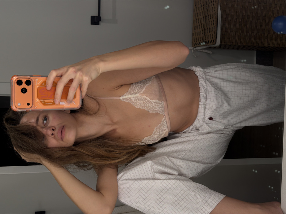 Woman takes late-night mirror selfie in Fort Lauderdale