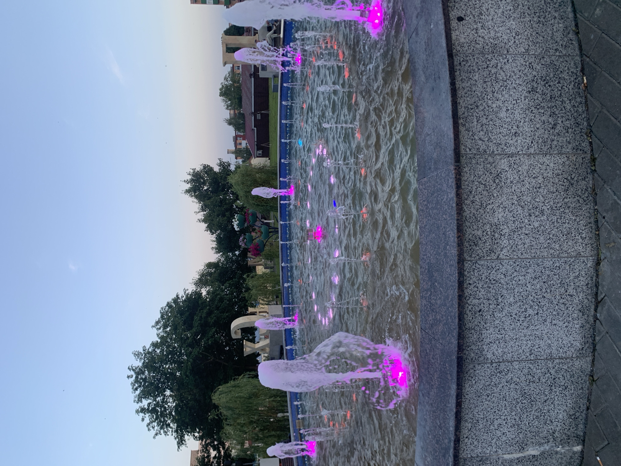 Kapyĺ's summer evening, from park strolls to lit fountains