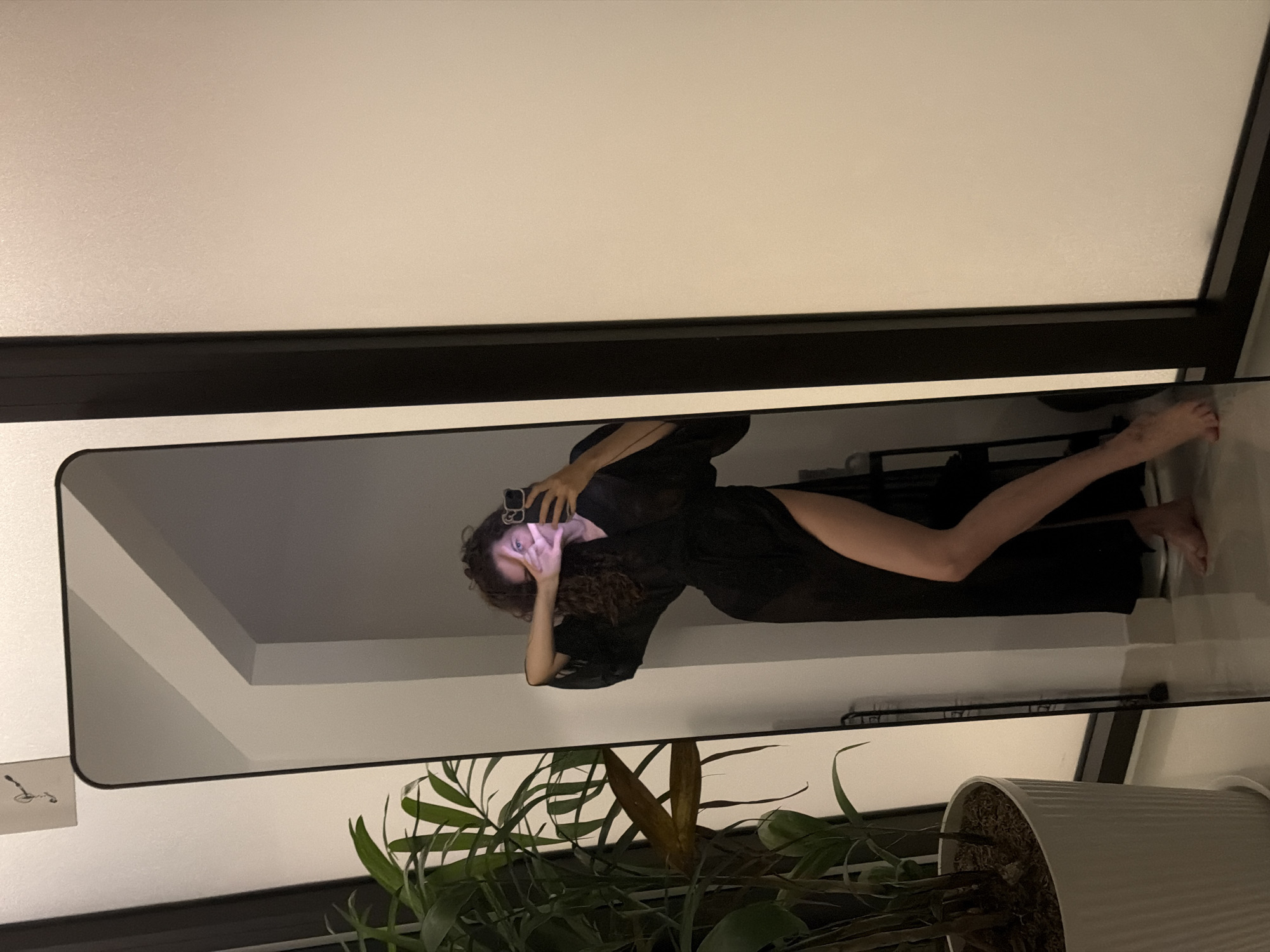 Woman takes mirror selfie indoors in Đà Nẵng, Vietnam