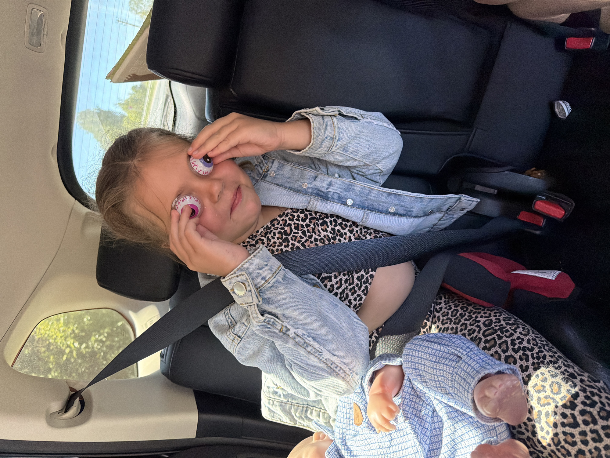 Daily scenes documented: child in car, cafe, gas station