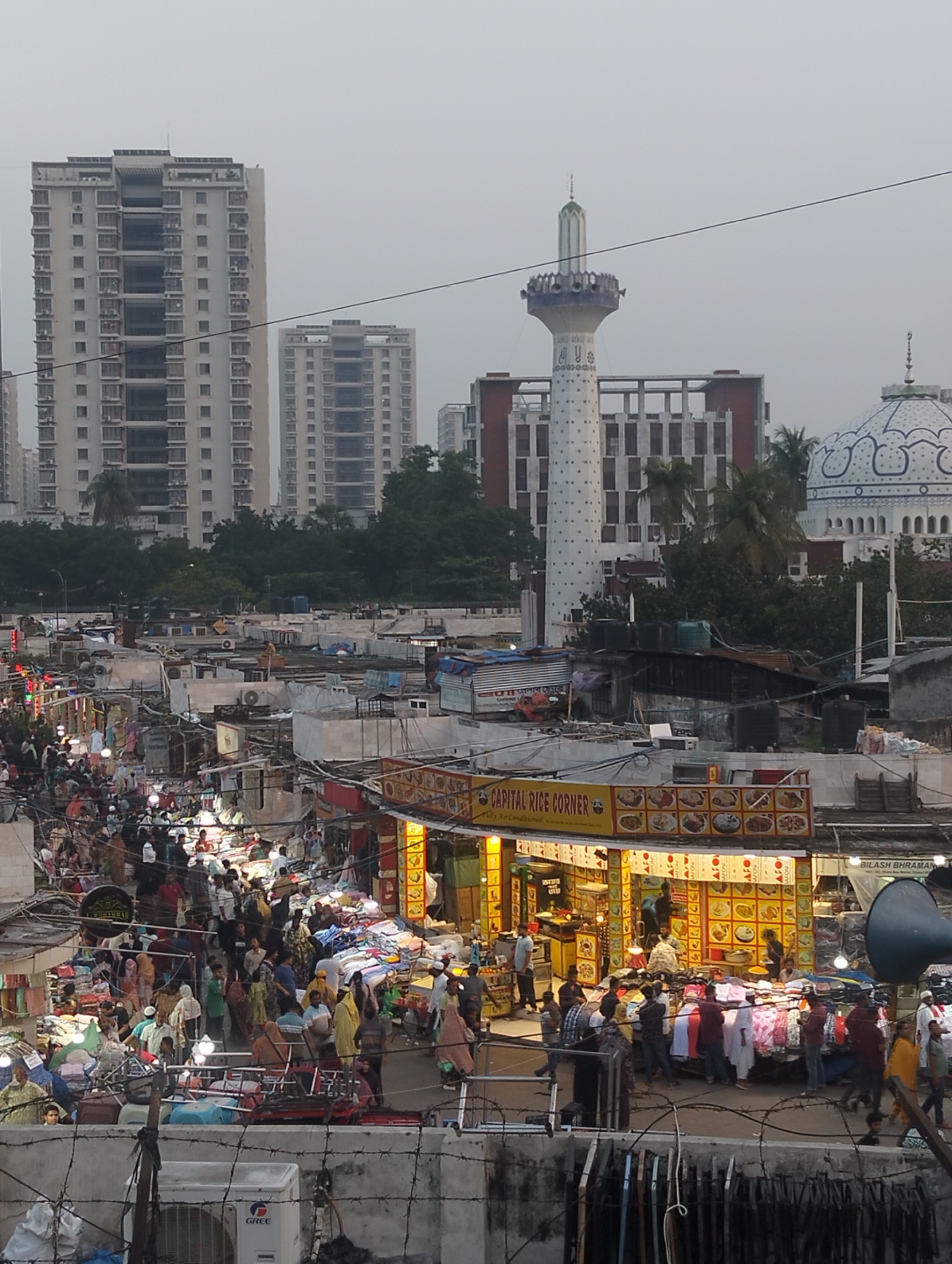 Crowded street market draws afternoon shoppers in Dhaka