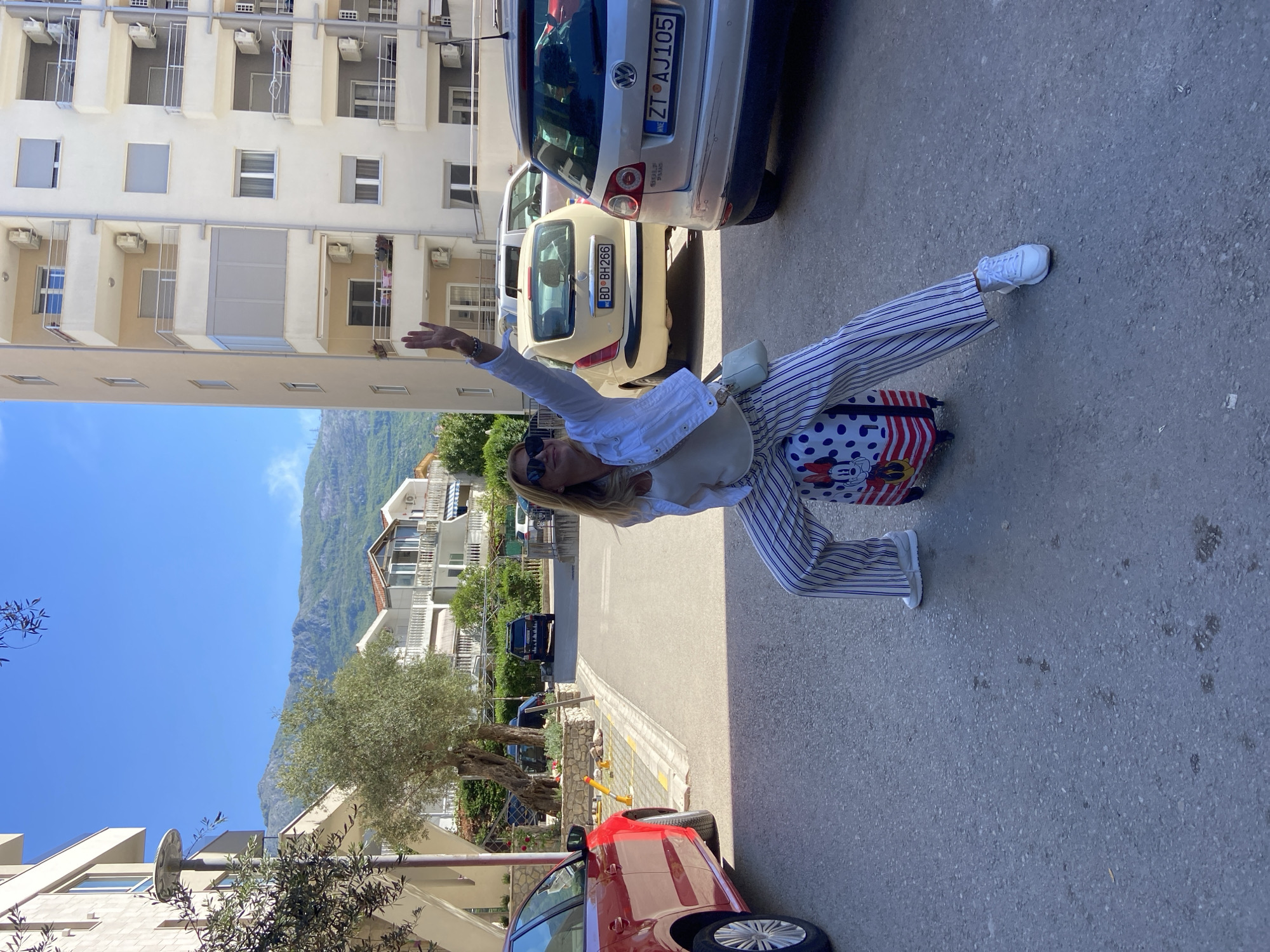 Woman photographed in multiple Budva locations over four minutes