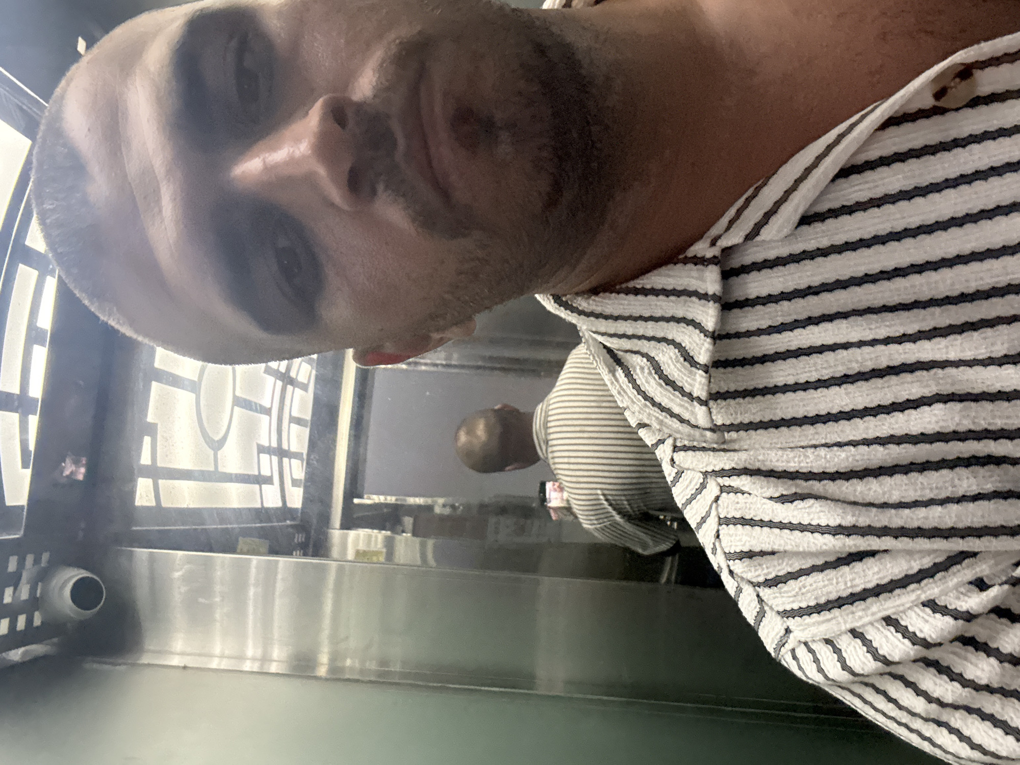 Person takes elevator selfie in Đà Nẵng building