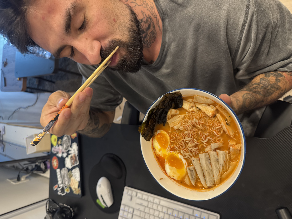 Tattooed man enjoys ramen breakfast, takes selfies in Bangkok apartment