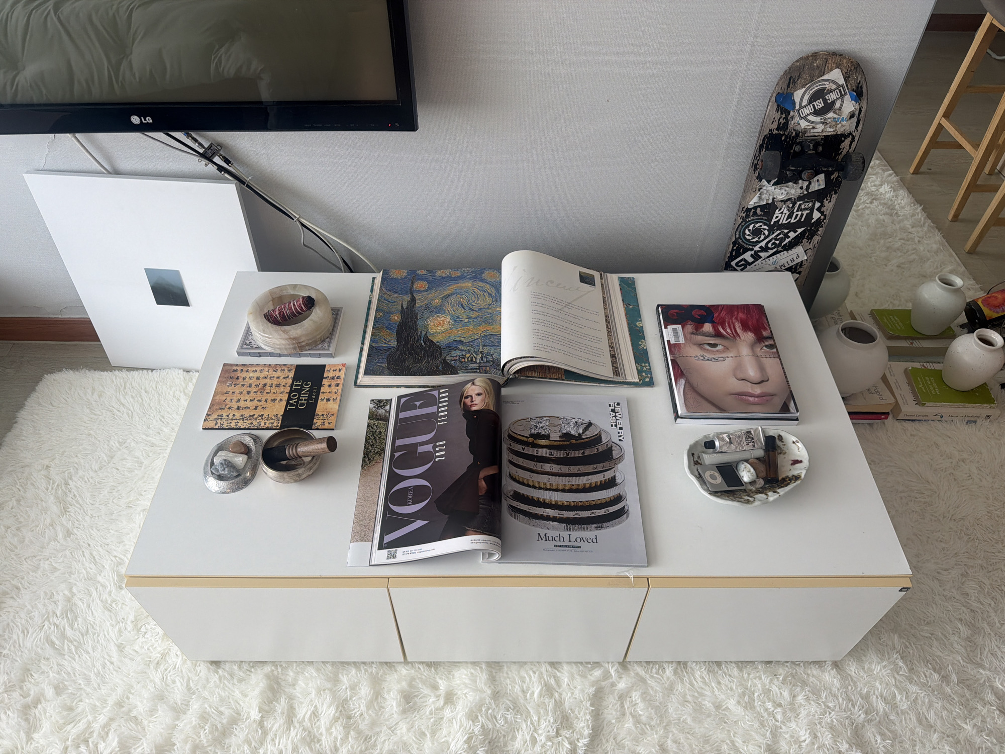 Morning domestic life documented across Seoul apartments