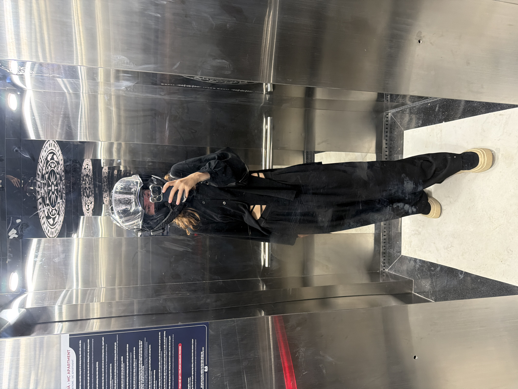 Person takes elevator selfie in Đà Nẵng
