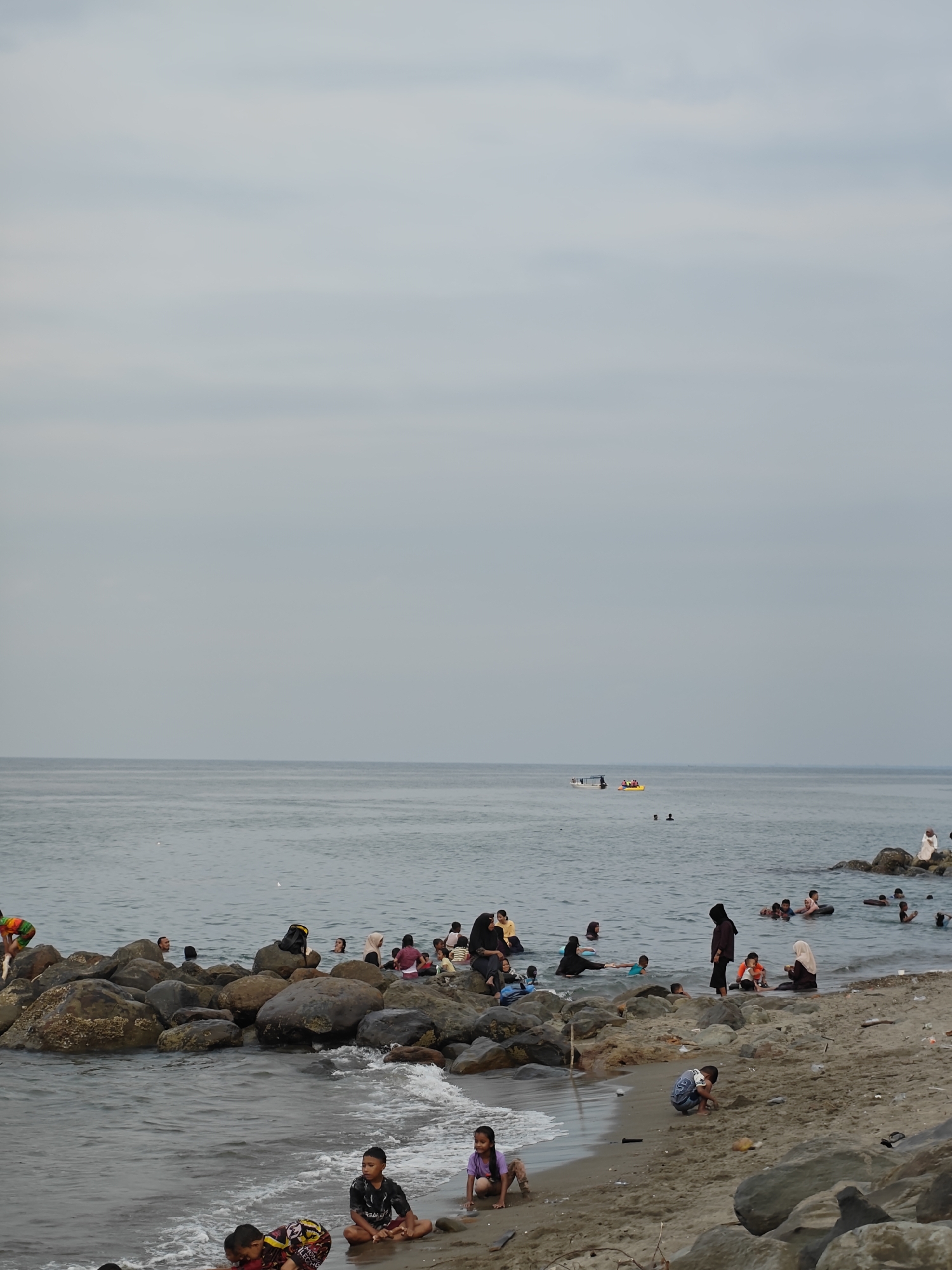 Beach day brings families together for water activities in Lhokseumawe