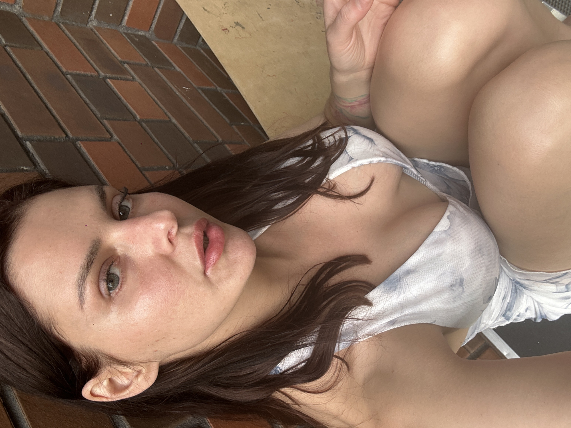 Afternoon of outfit photos and relaxed outdoor selfies