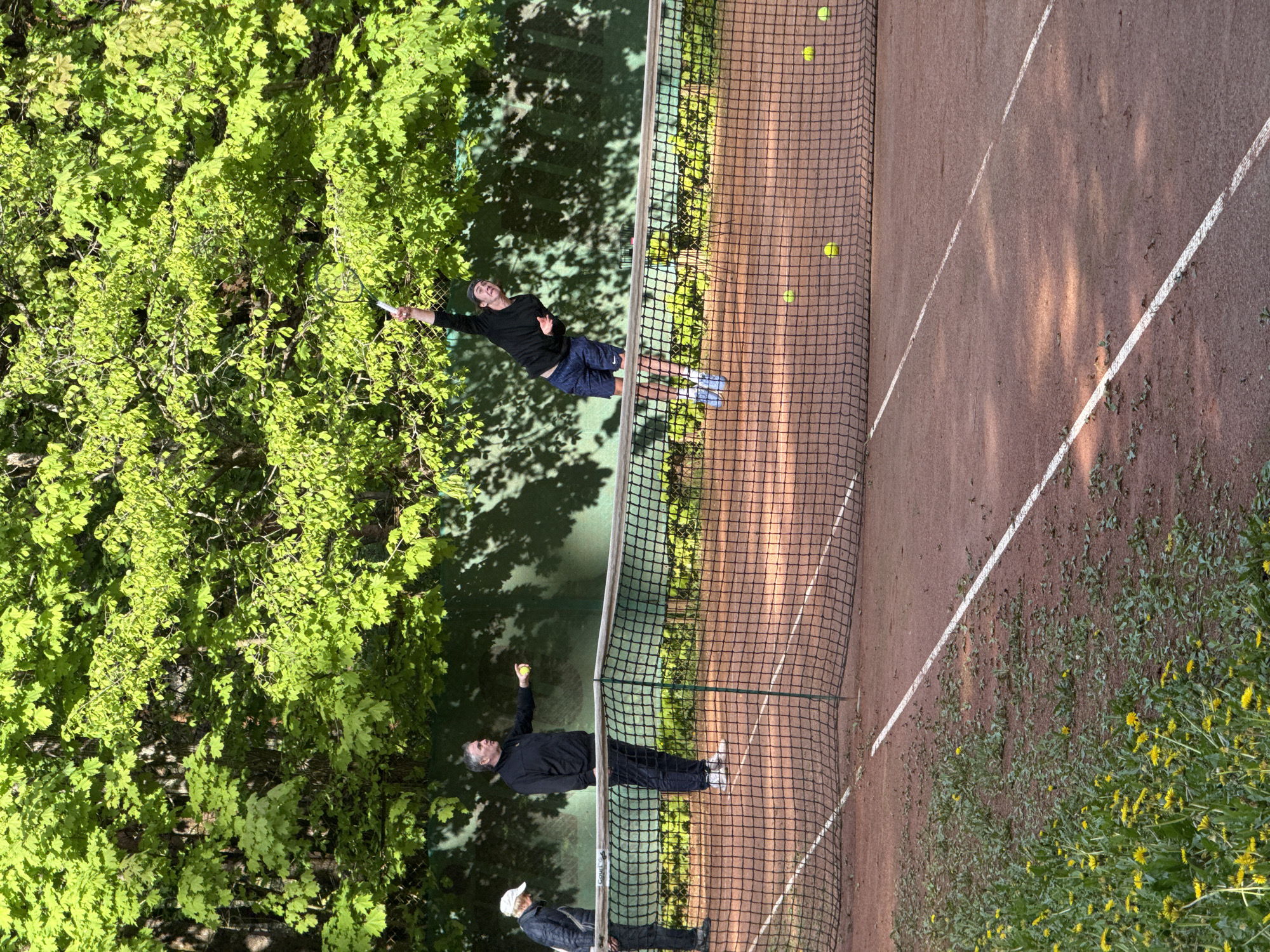 Spring afternoon leisure activities documented across Russian park locations