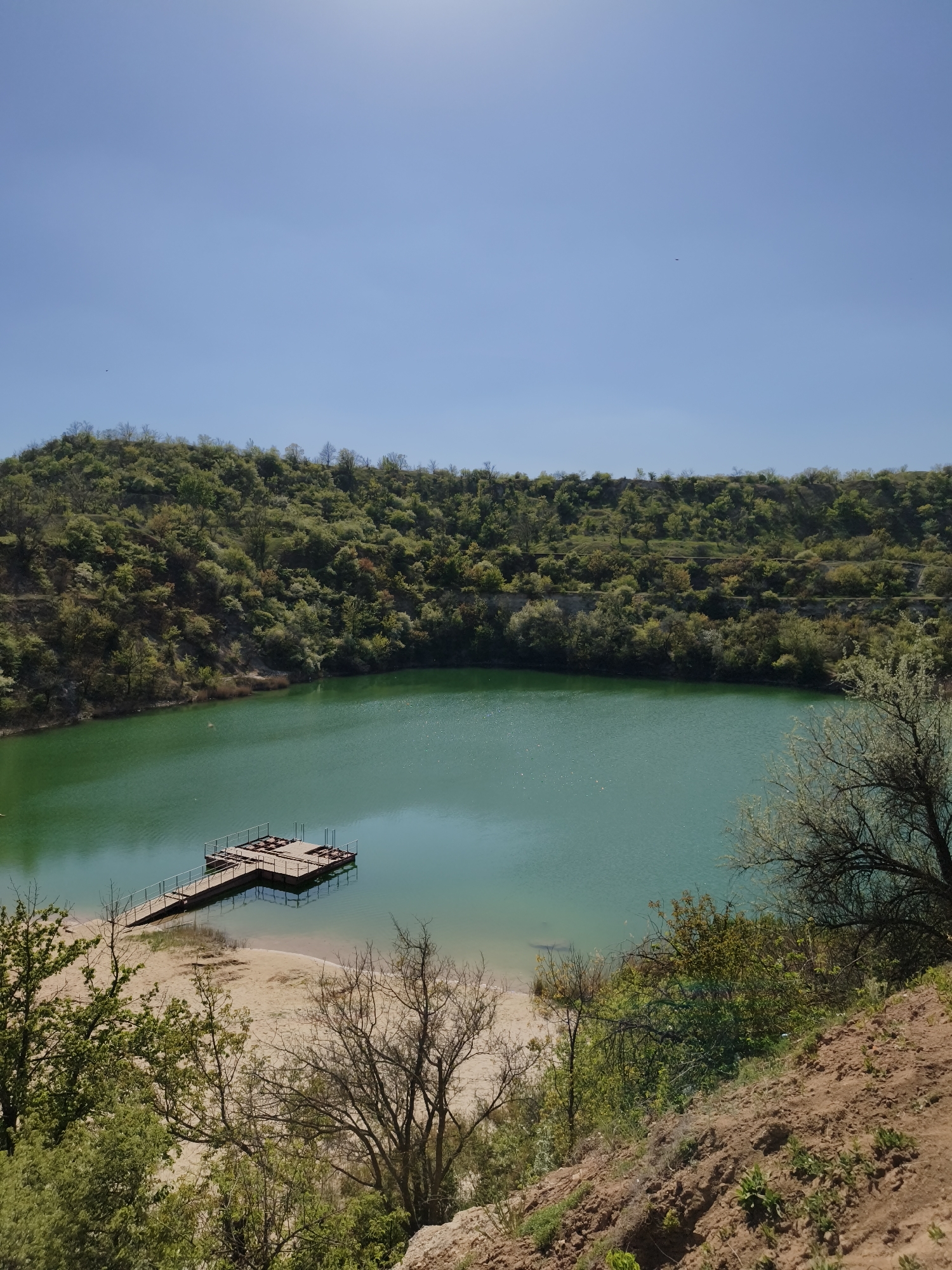 Quarry lake and spring blooms observed in Kryvyi Rih