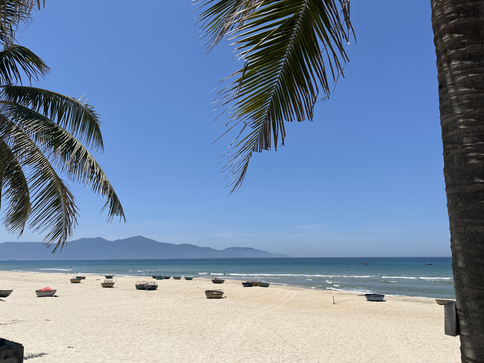 Sunny morning beach scenes documented in Đà Nẵng, Vietnam