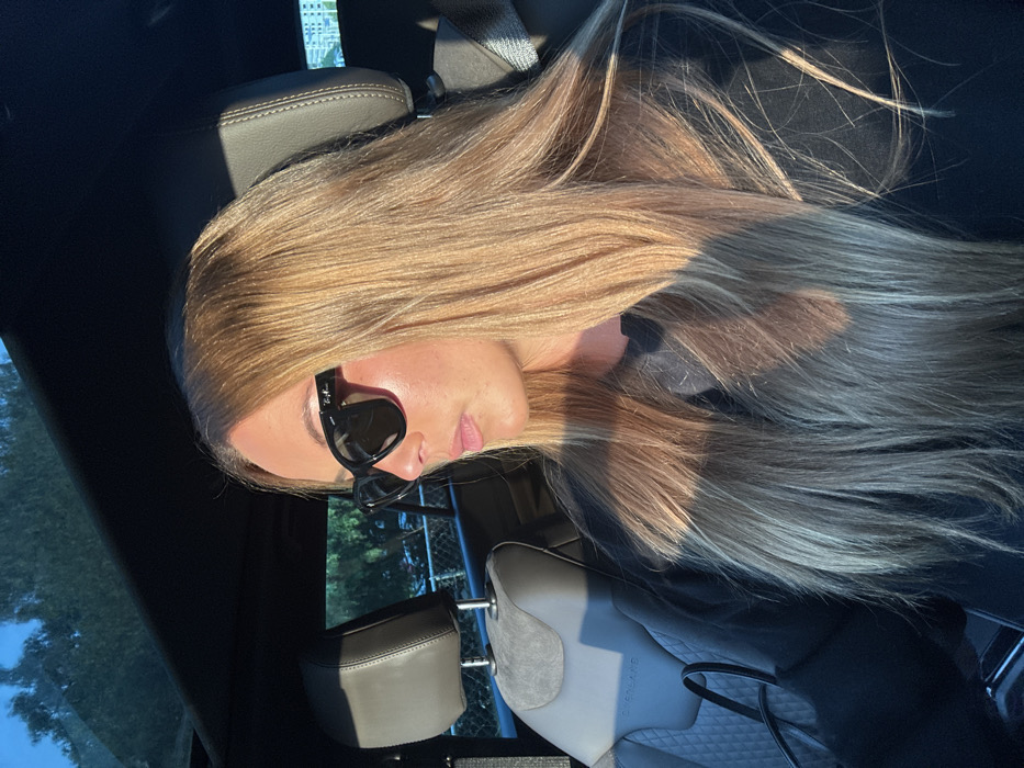 Woman in sunglasses spotted reclining in car, Interlomas