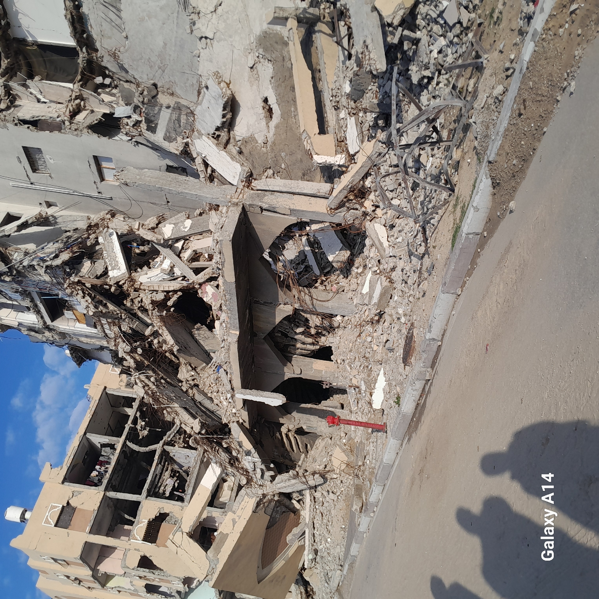 Widespread building damage observed in Khan Yunis streets