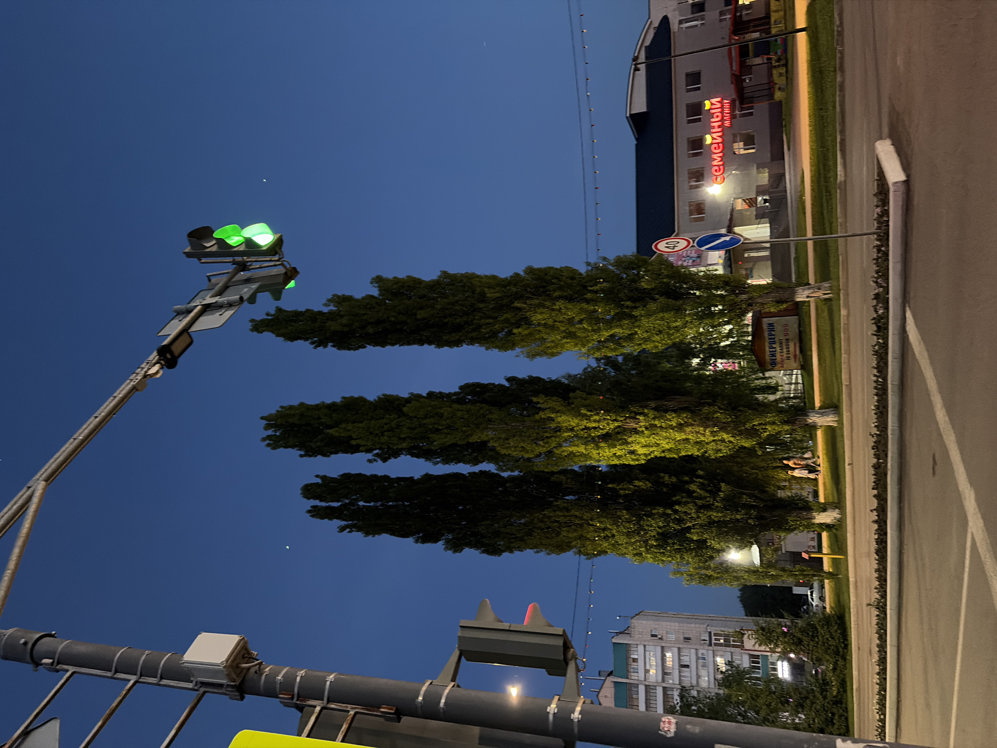 Evening stroll documented through Tujmazy streets and retail stop