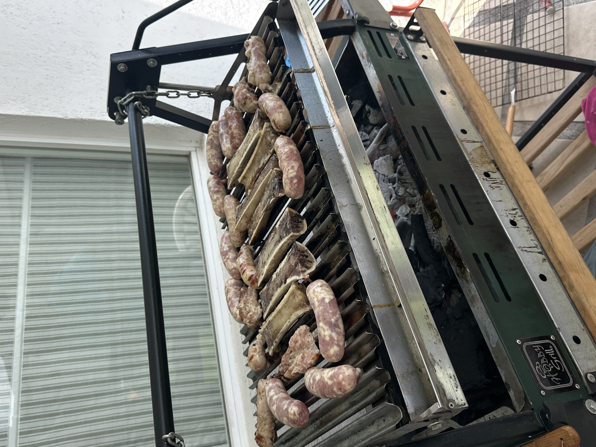 Barbecue grill with sausages and ribs documented in Cháhuac