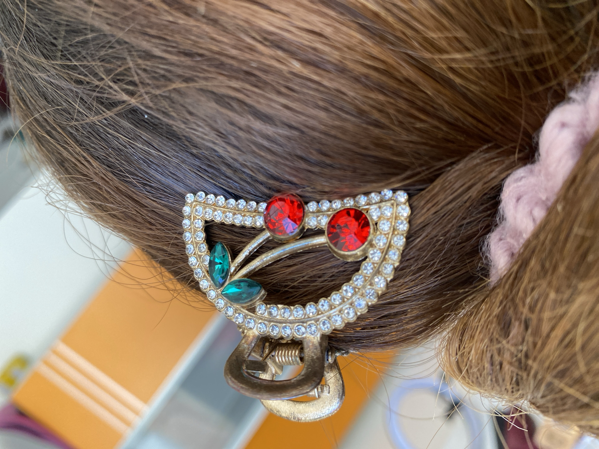 Accessories, a dressed-up cat, and street life in Alanya