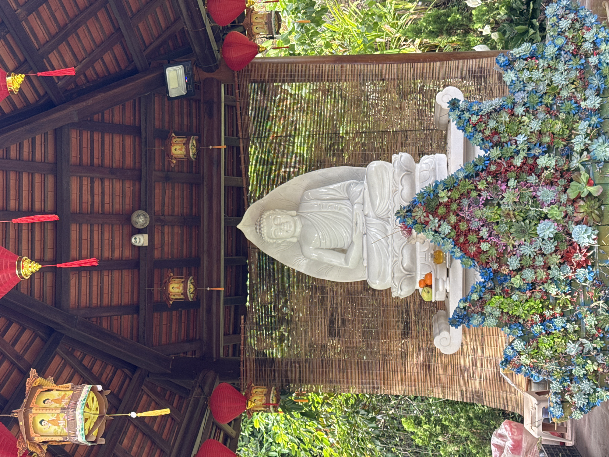 Traditional Vietnamese garden festival decorations documented in Liên Nghĩa