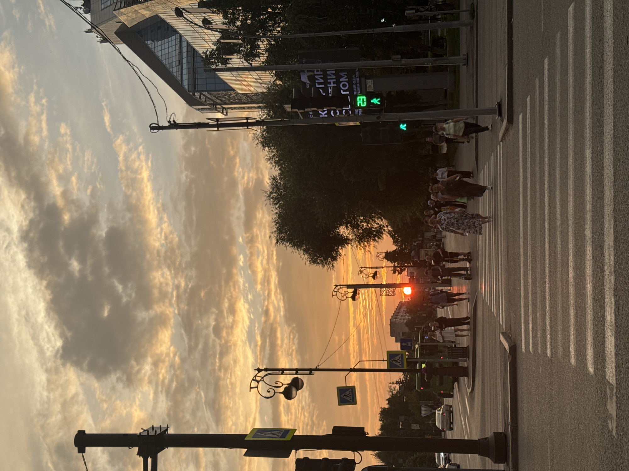 Golden sunset over Tyumen streets, traffic rolling through