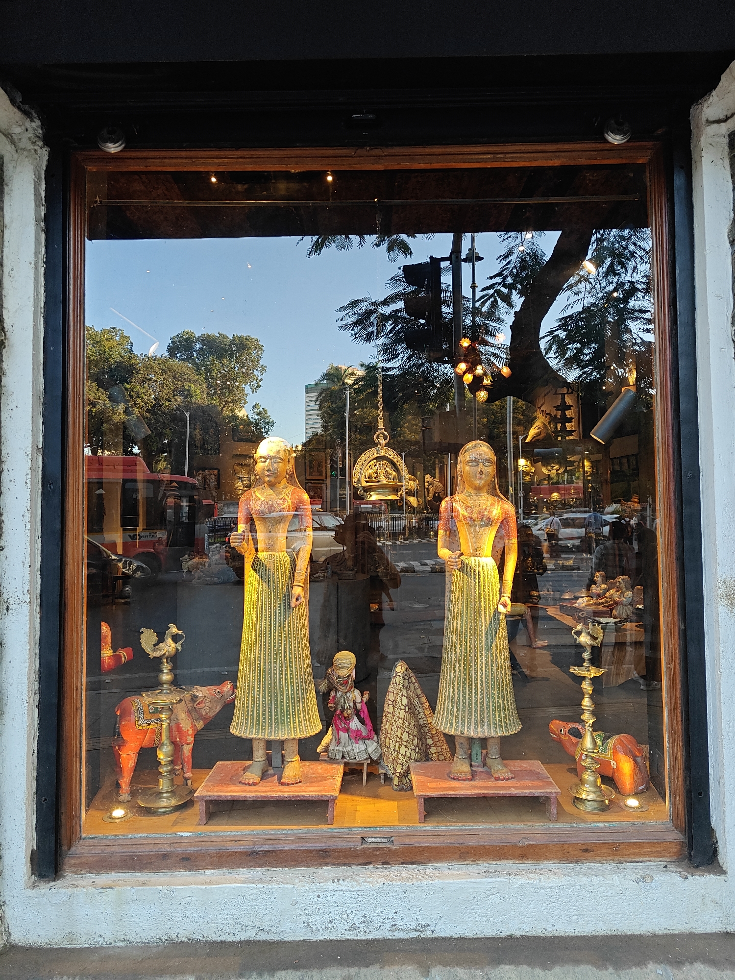 Mumbai street life and storefronts documented by witness
