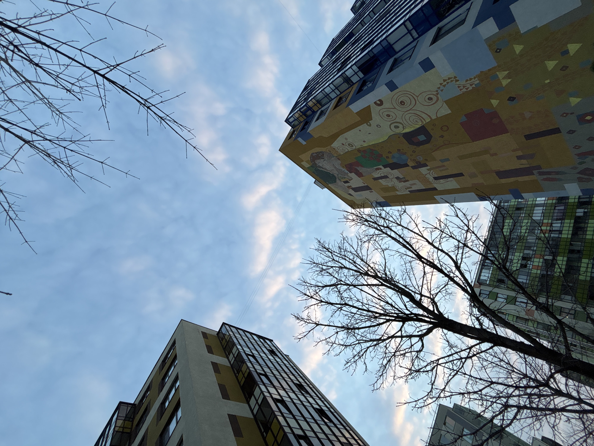 Klimt-style mural photographed on Kudrovo building facade
