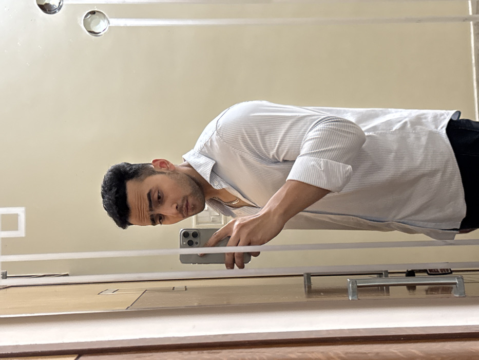 Man takes multiple mirror selfies in Kolkata apartment