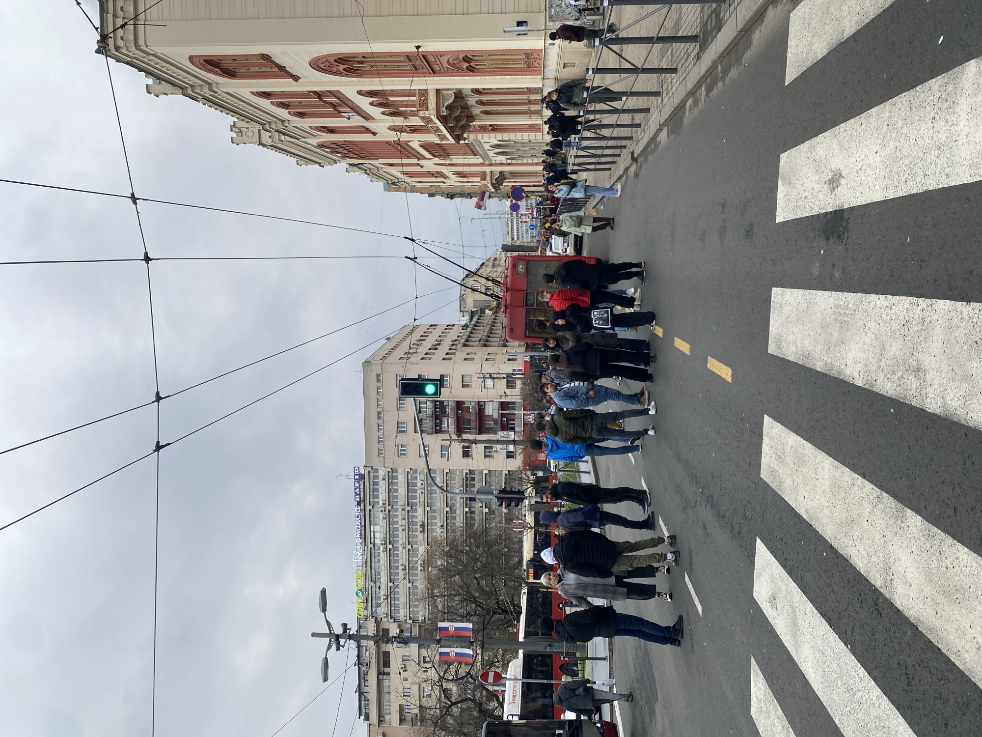 Crowd gathers at Belgrade courthouse with police, media present