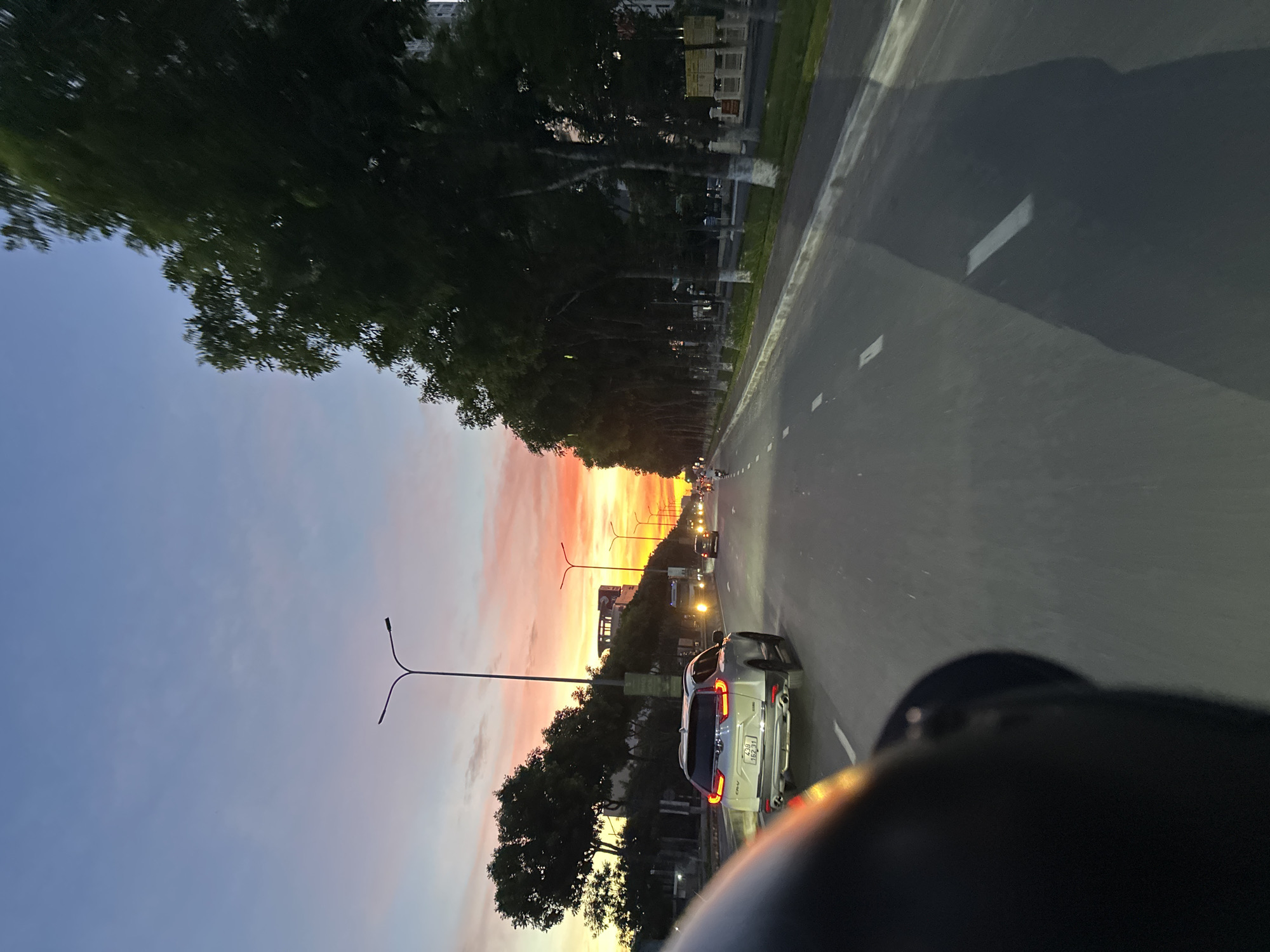 Sunset traffic on Đà Nẵng thoroughfare