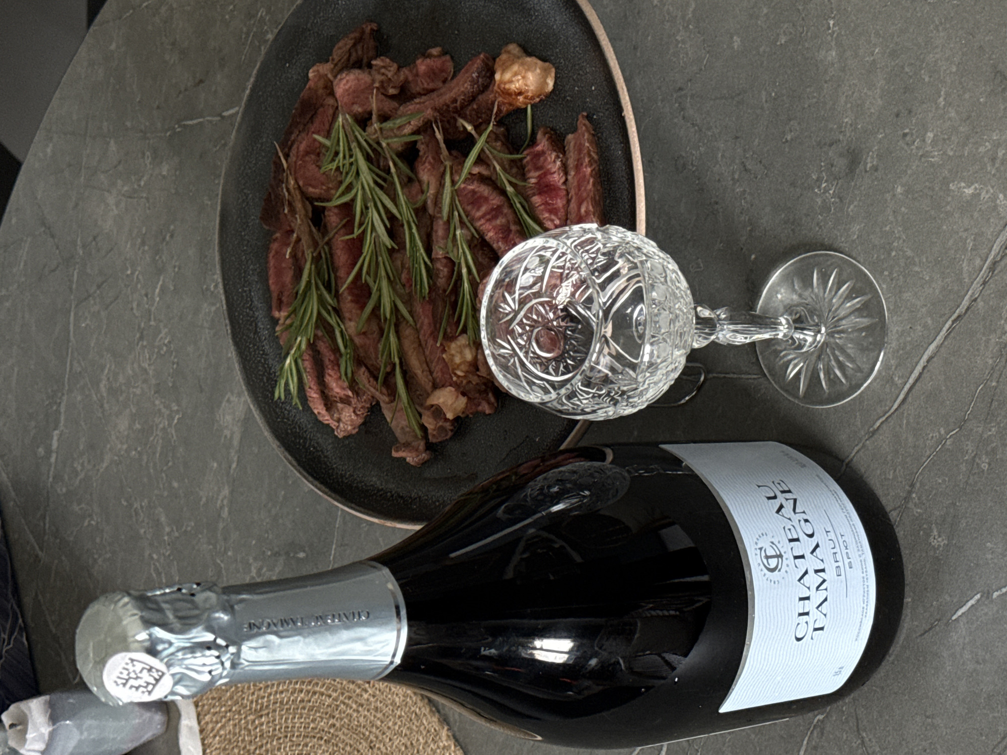 Beef and sparkling wine meal documented in Krasnoyarsk