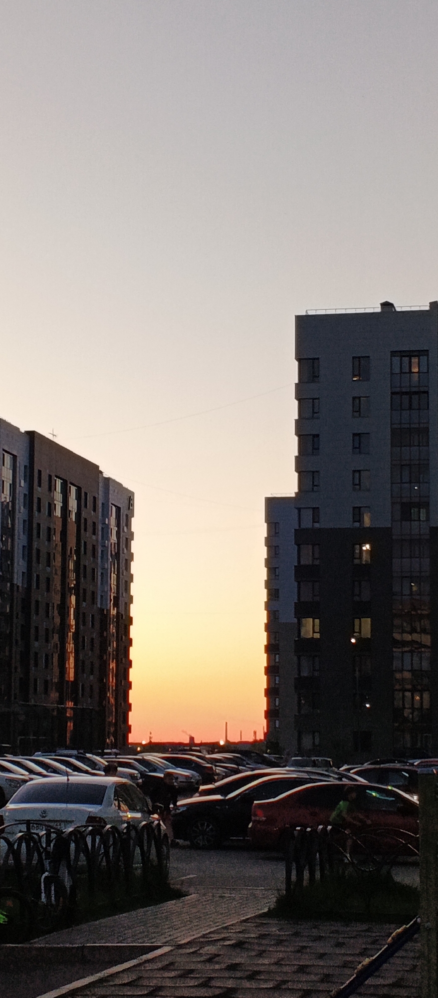 Sunset parking scene observed in Syktyvkar apartment complex
