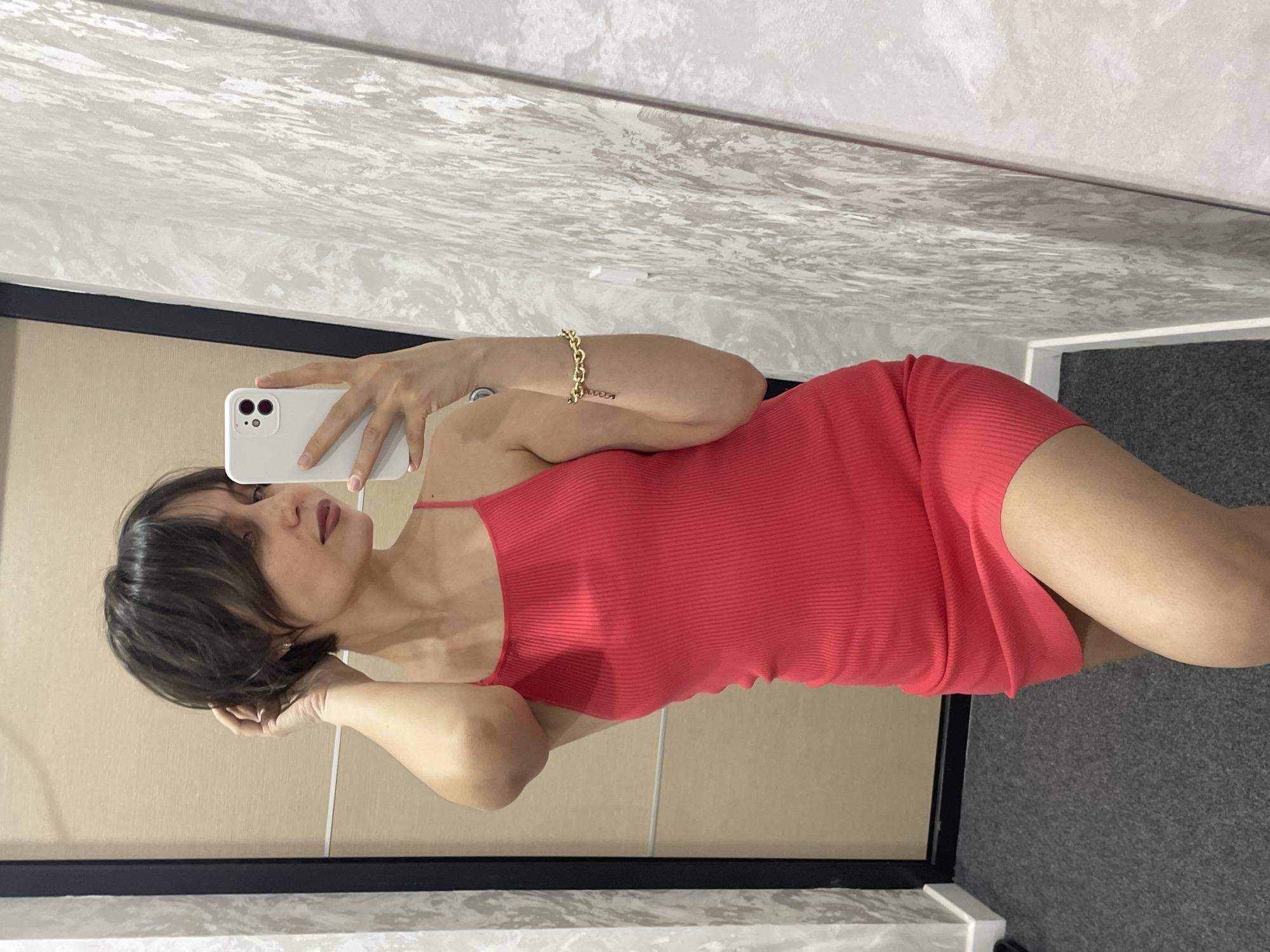 Woman takes dressing room selfies in Izhevsk, food tray spotted