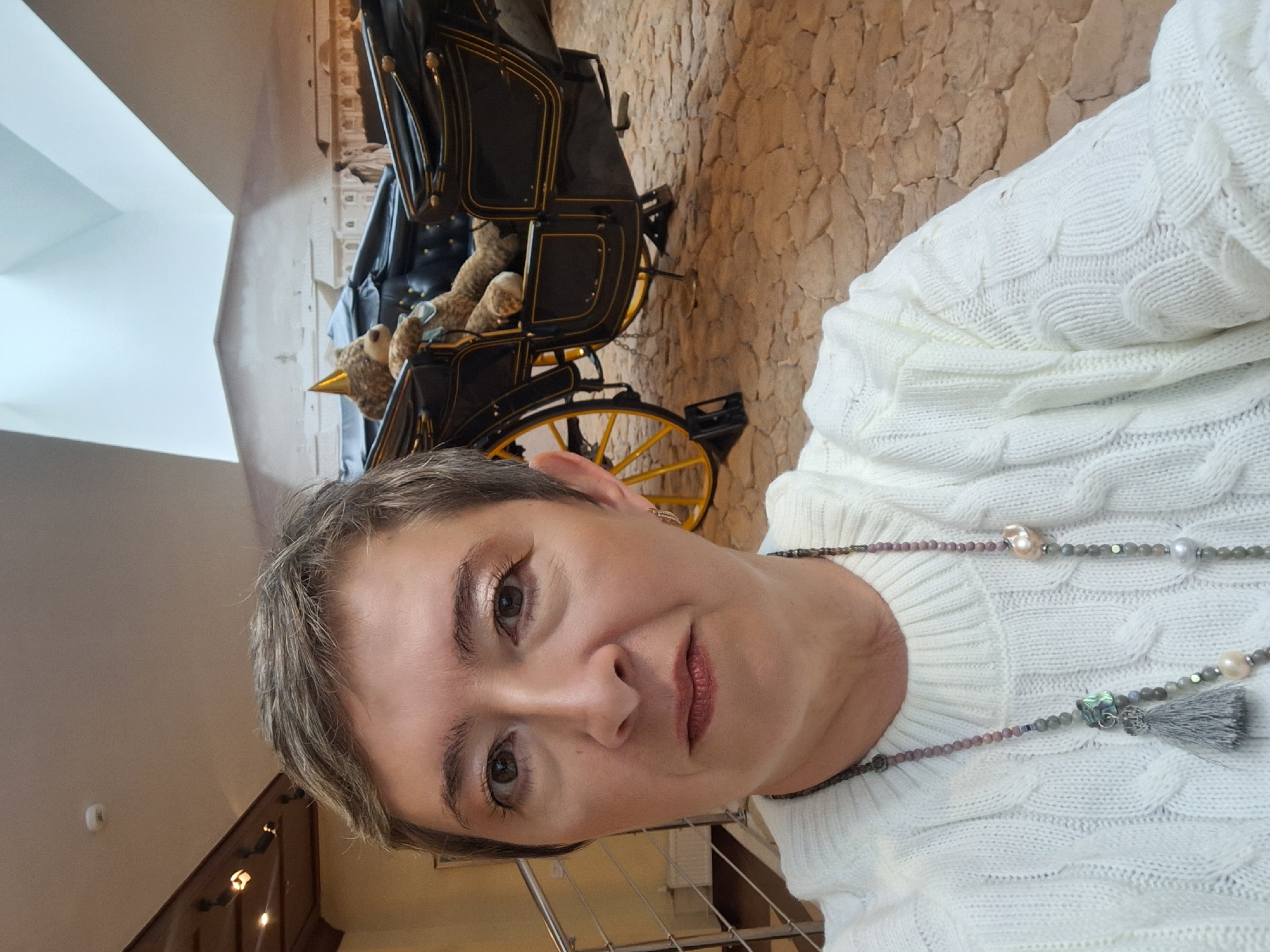 Souvenir shopping and antique carriages at Peterhof