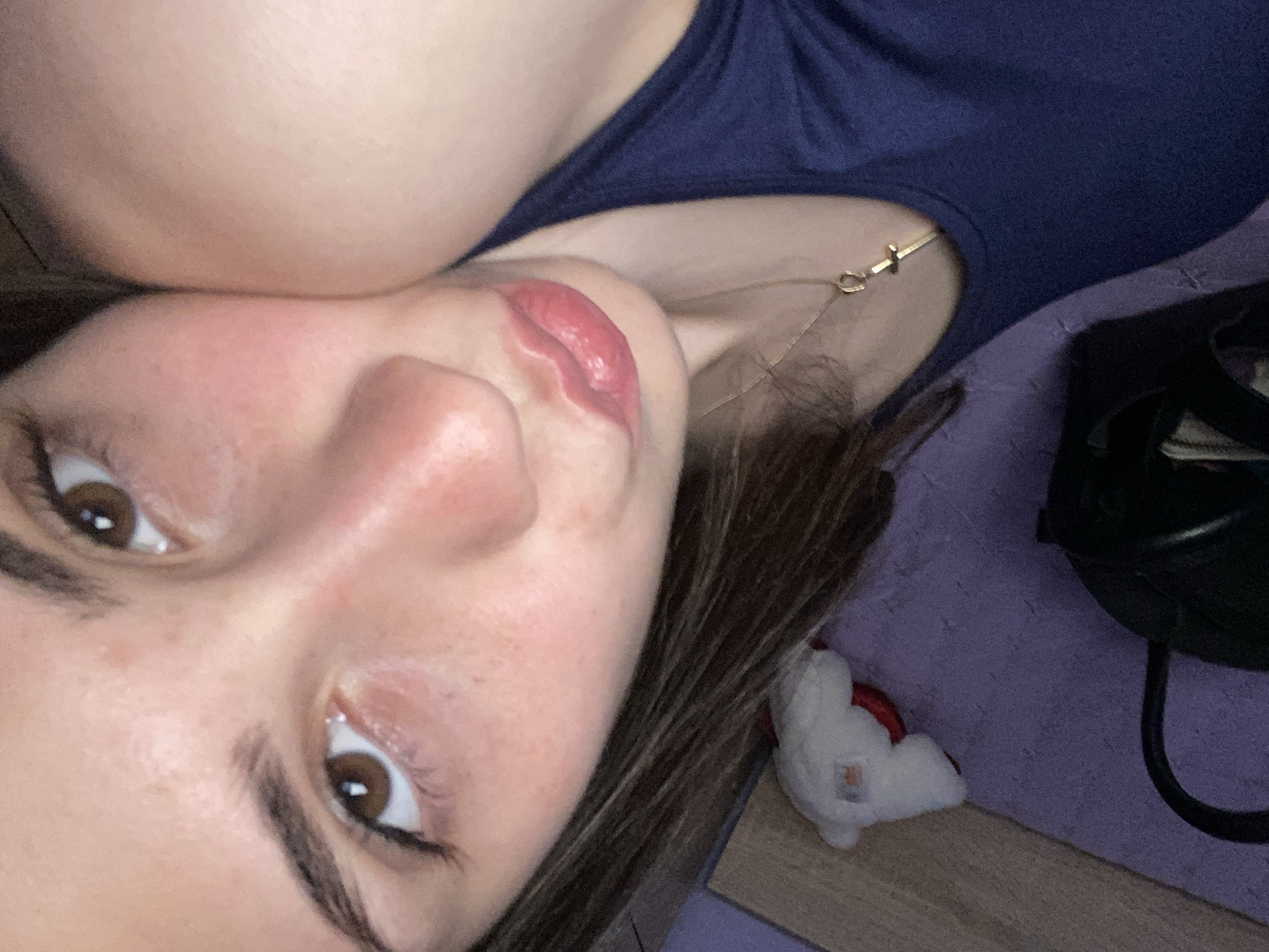 Woman takes selfies in Debelt home
