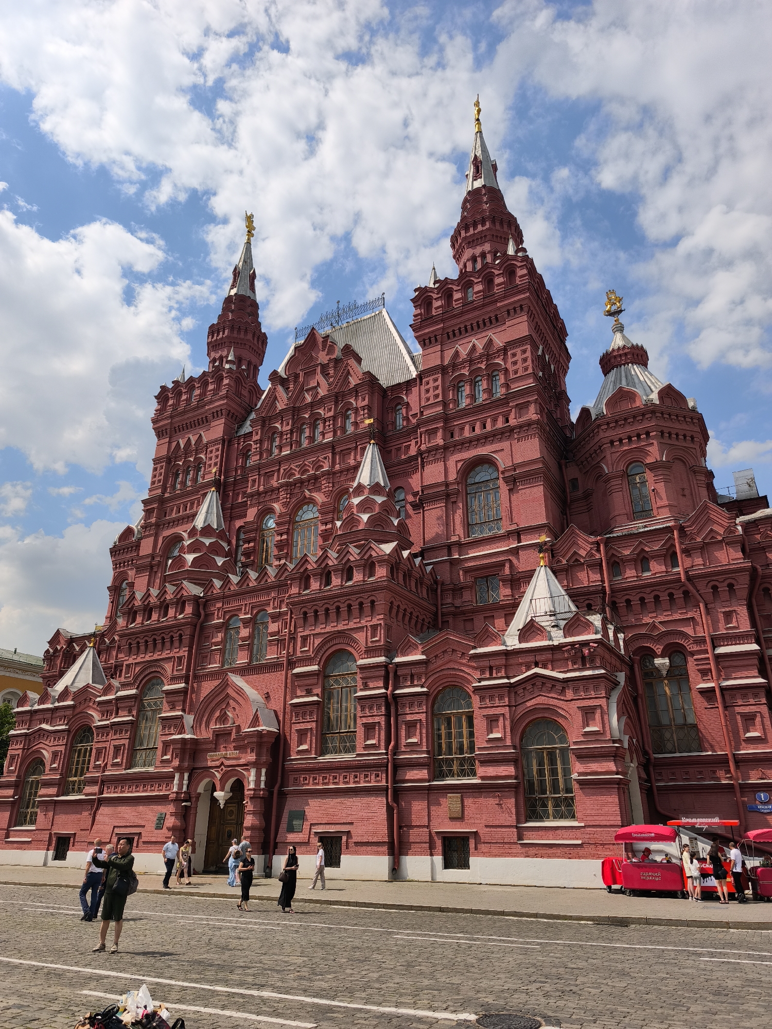 Morning scenes capture daily life around Moscow's Red Square landmarks