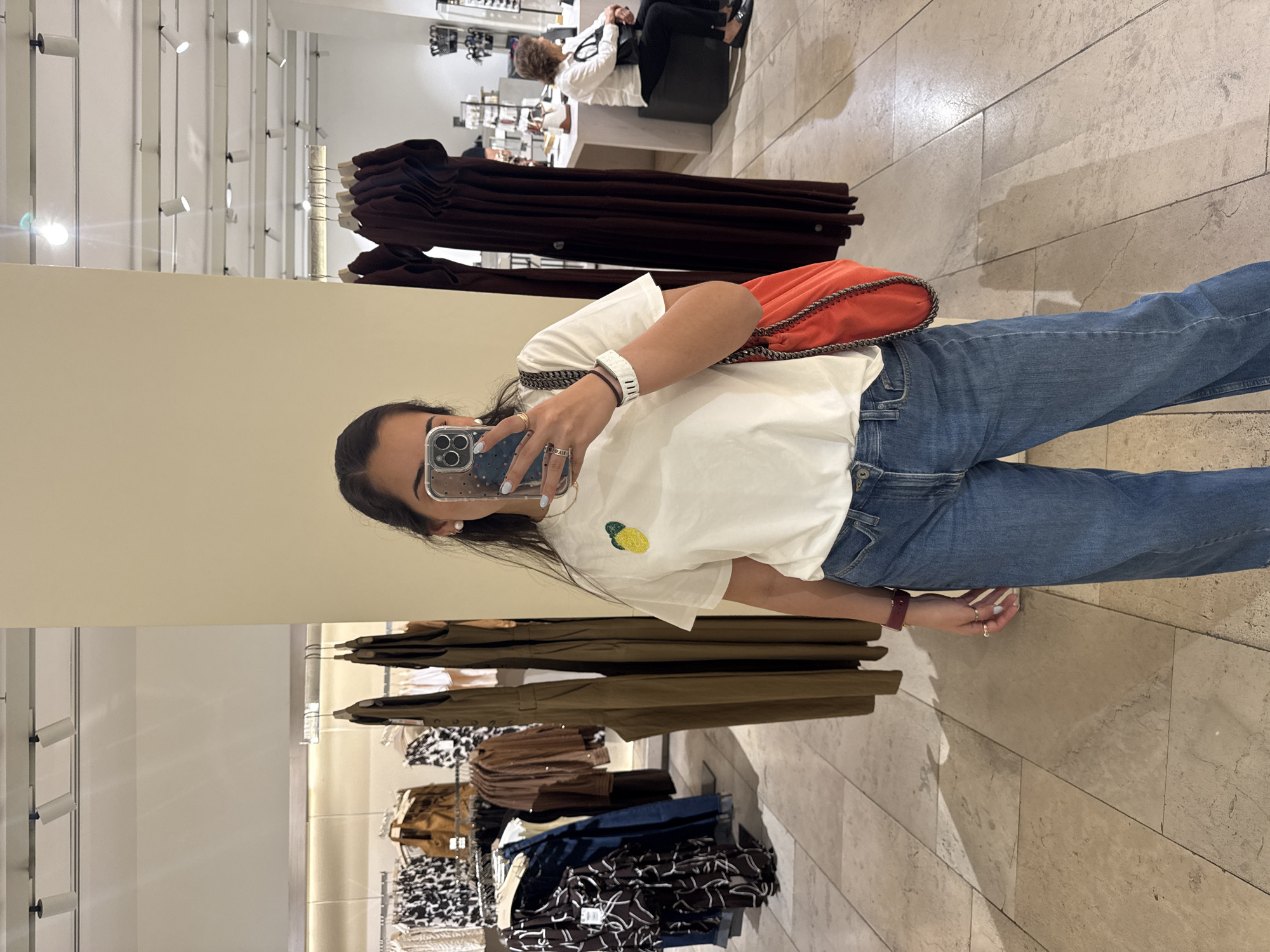 Evening shopping activity documented at Puebla mall