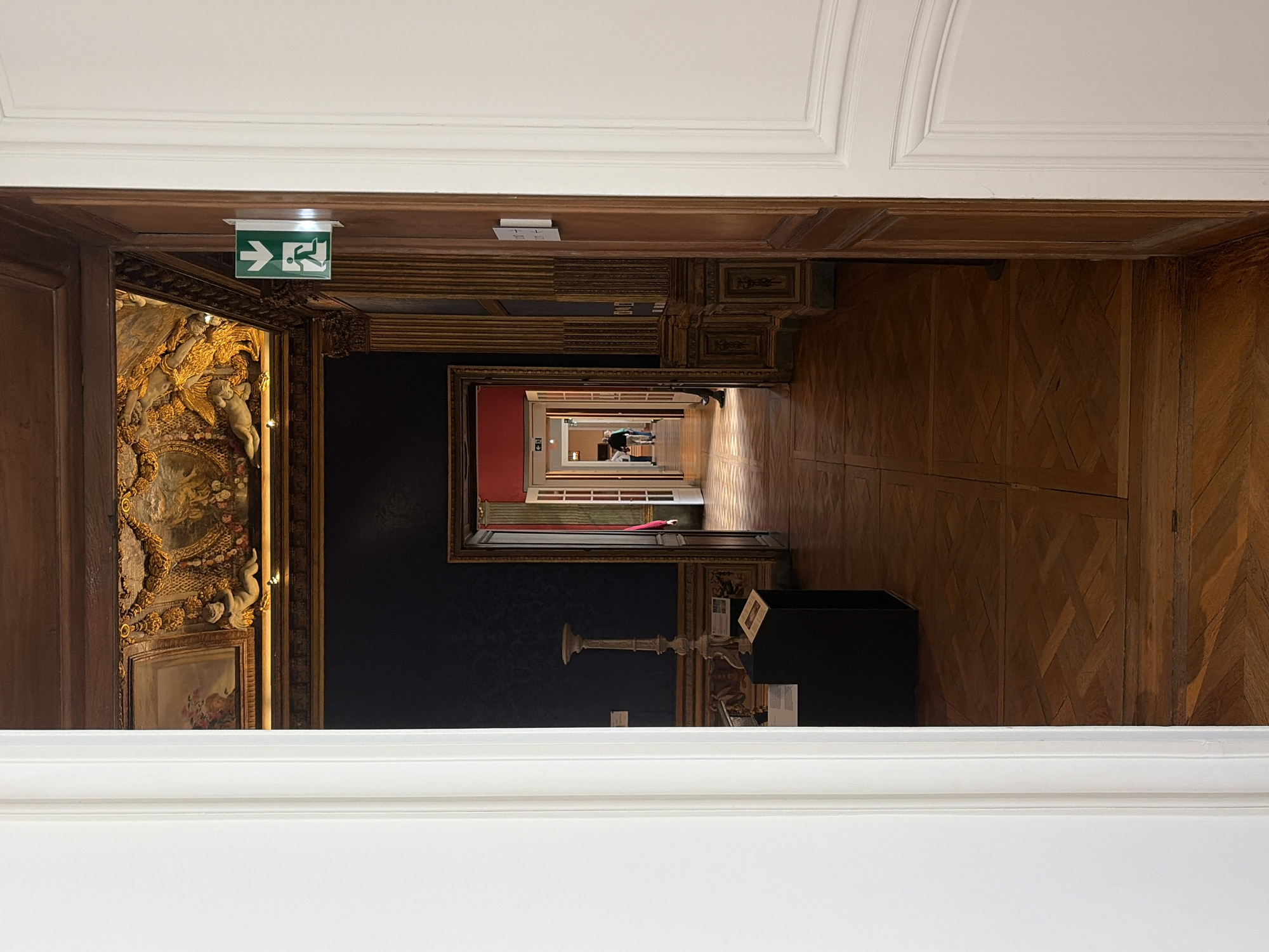 Visitor documents 40-minute cultural tour through Parisian museums