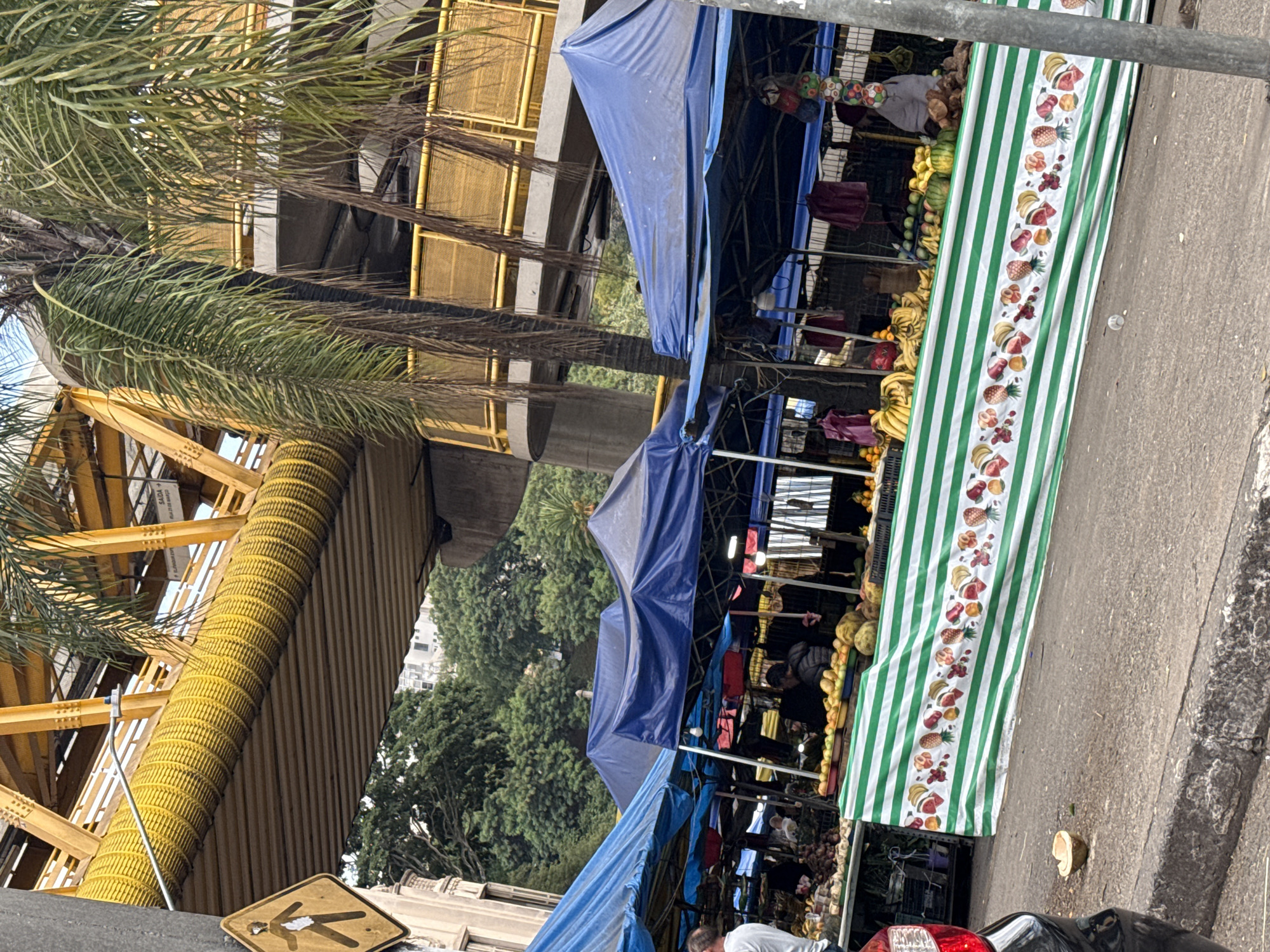 Busy outdoor market draws crowds in São Paulo intersection