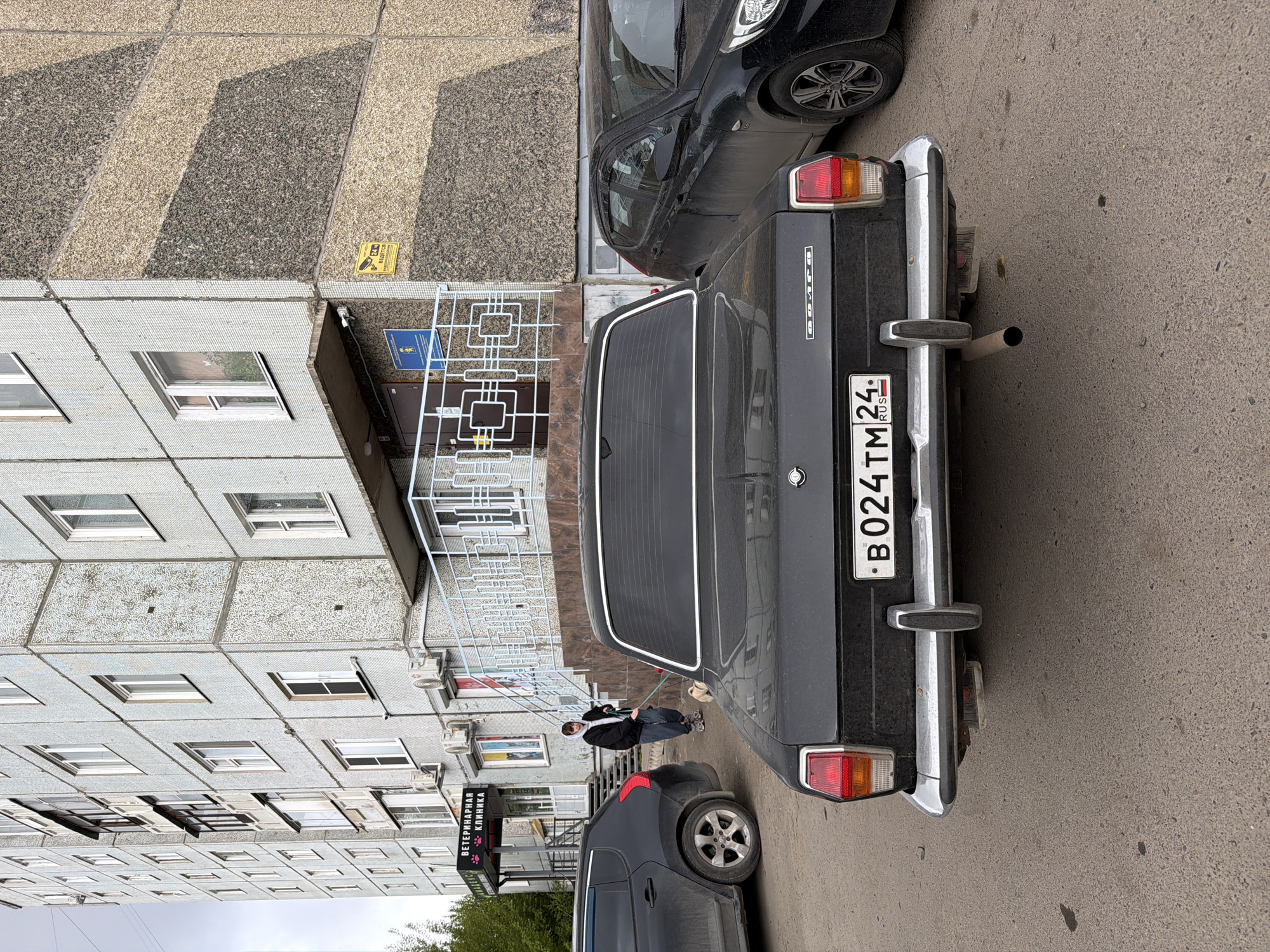 Vintage Soviet cars spotted on Krasnoyarsk residential street