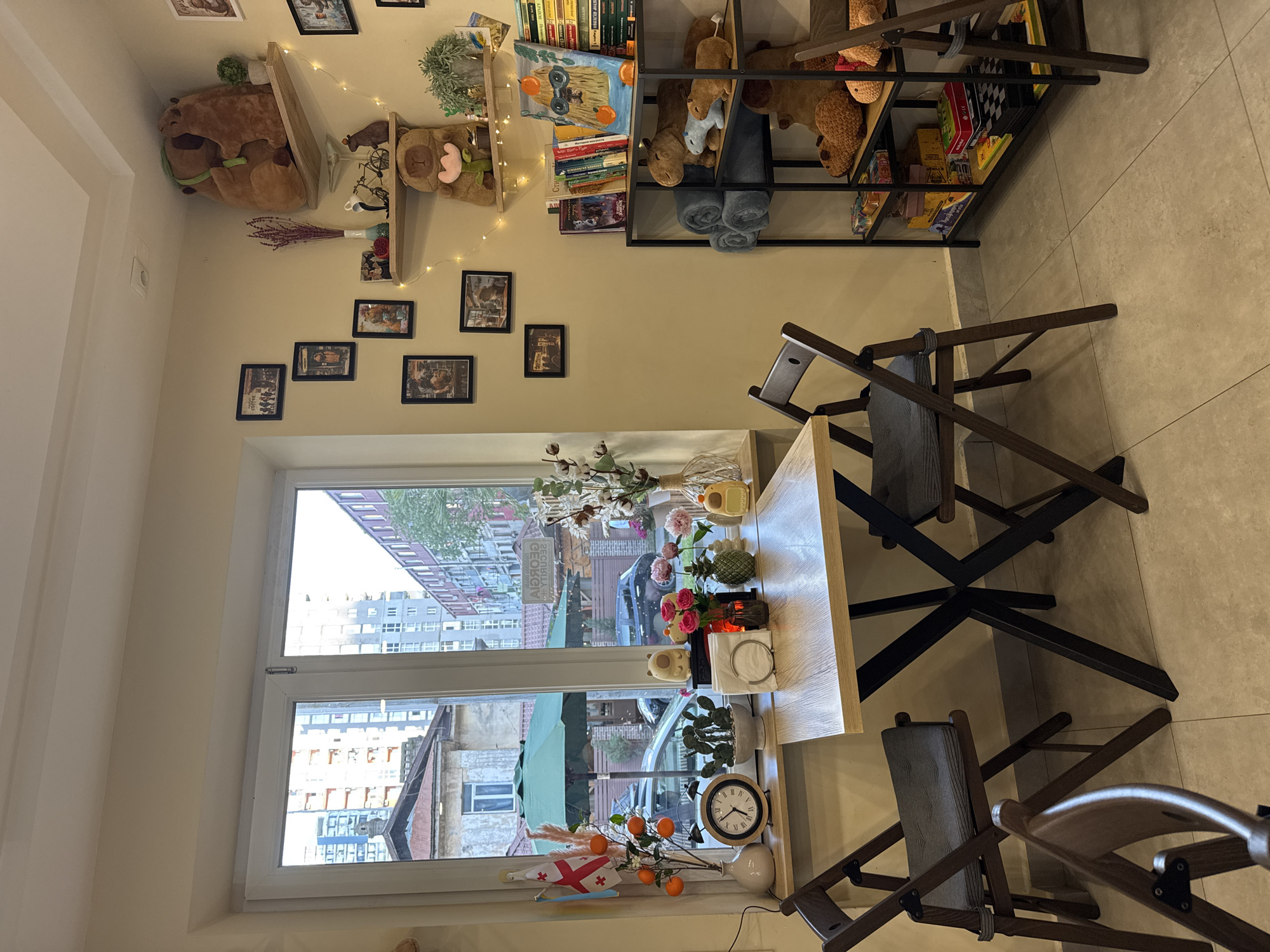 Afternoon coffee shop and shopping scenes documented by witnesses