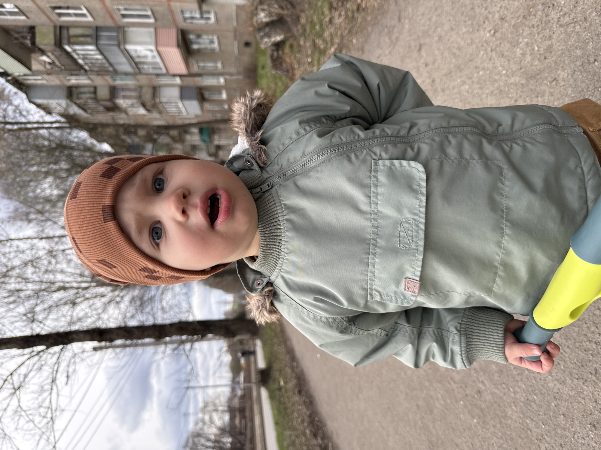 Family shares popsicles, plays indoors in Rusanovo home