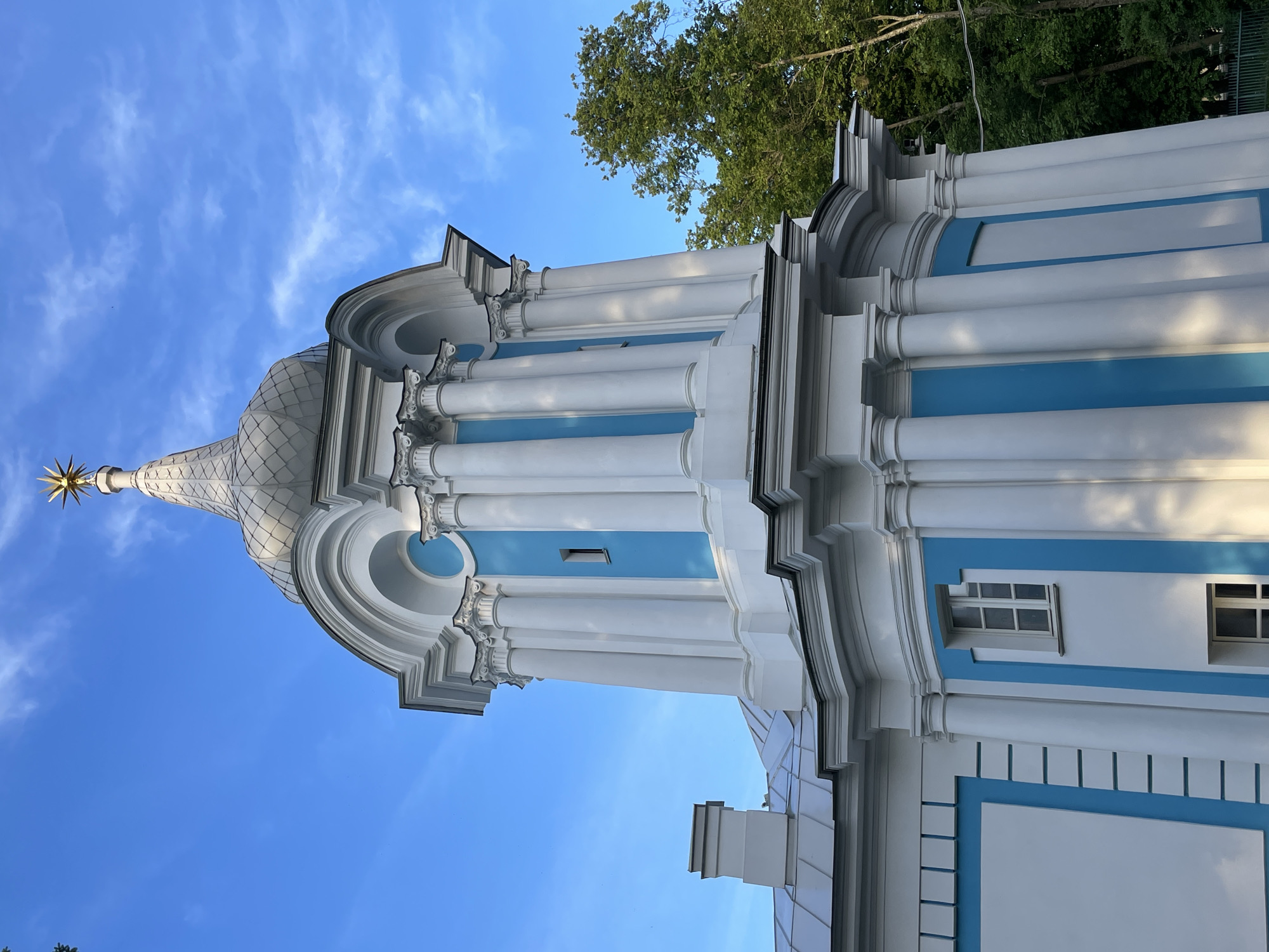 Evening tour of Saint Petersburg landmarks and parks captured