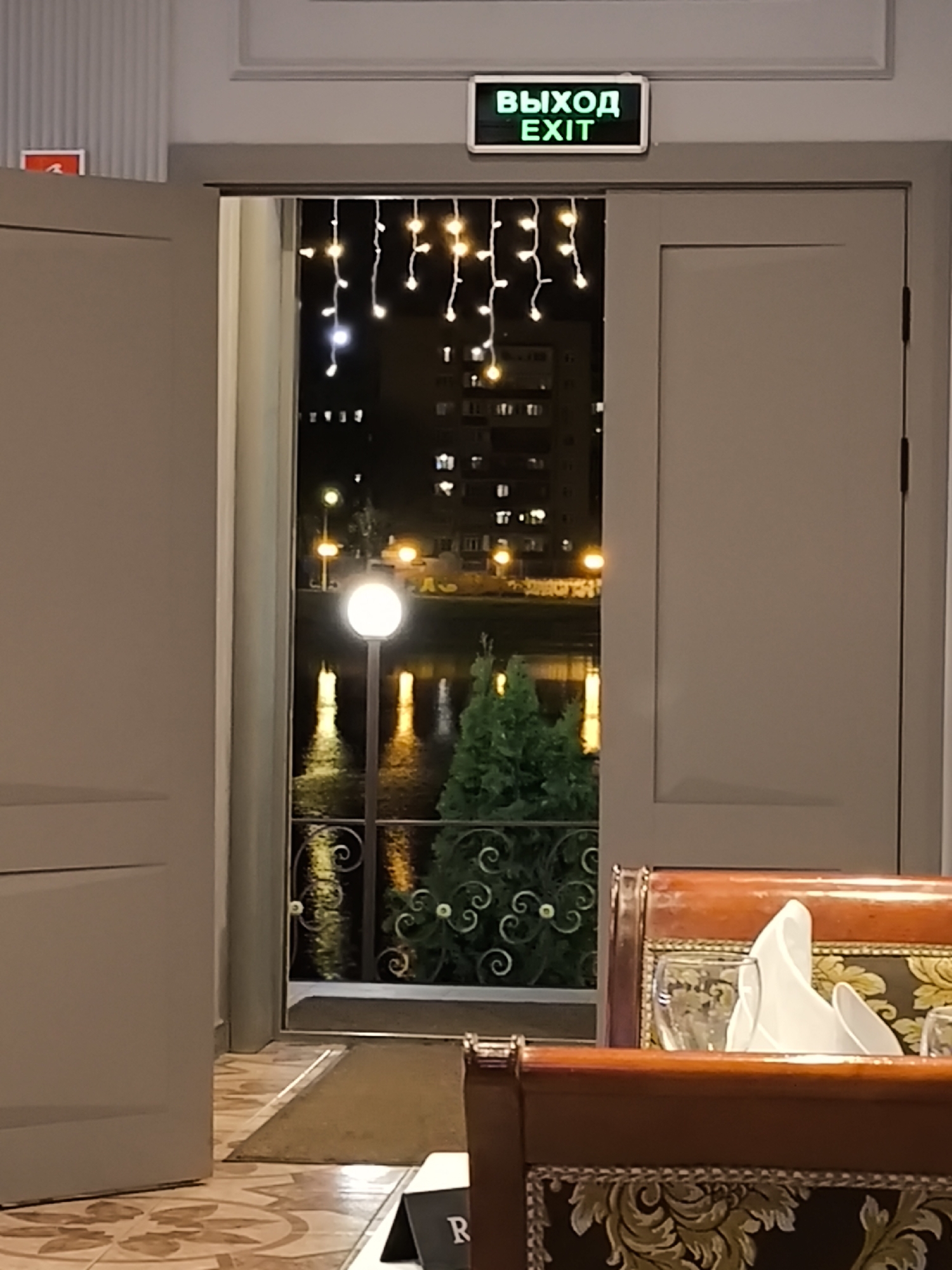 Diner documents upscale restaurant experience in Khimki, Russia