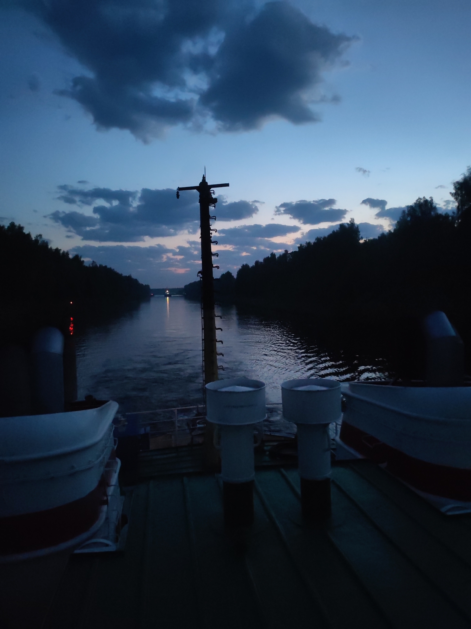 Evening boat journey and machinery operation observed in Zaprudnya