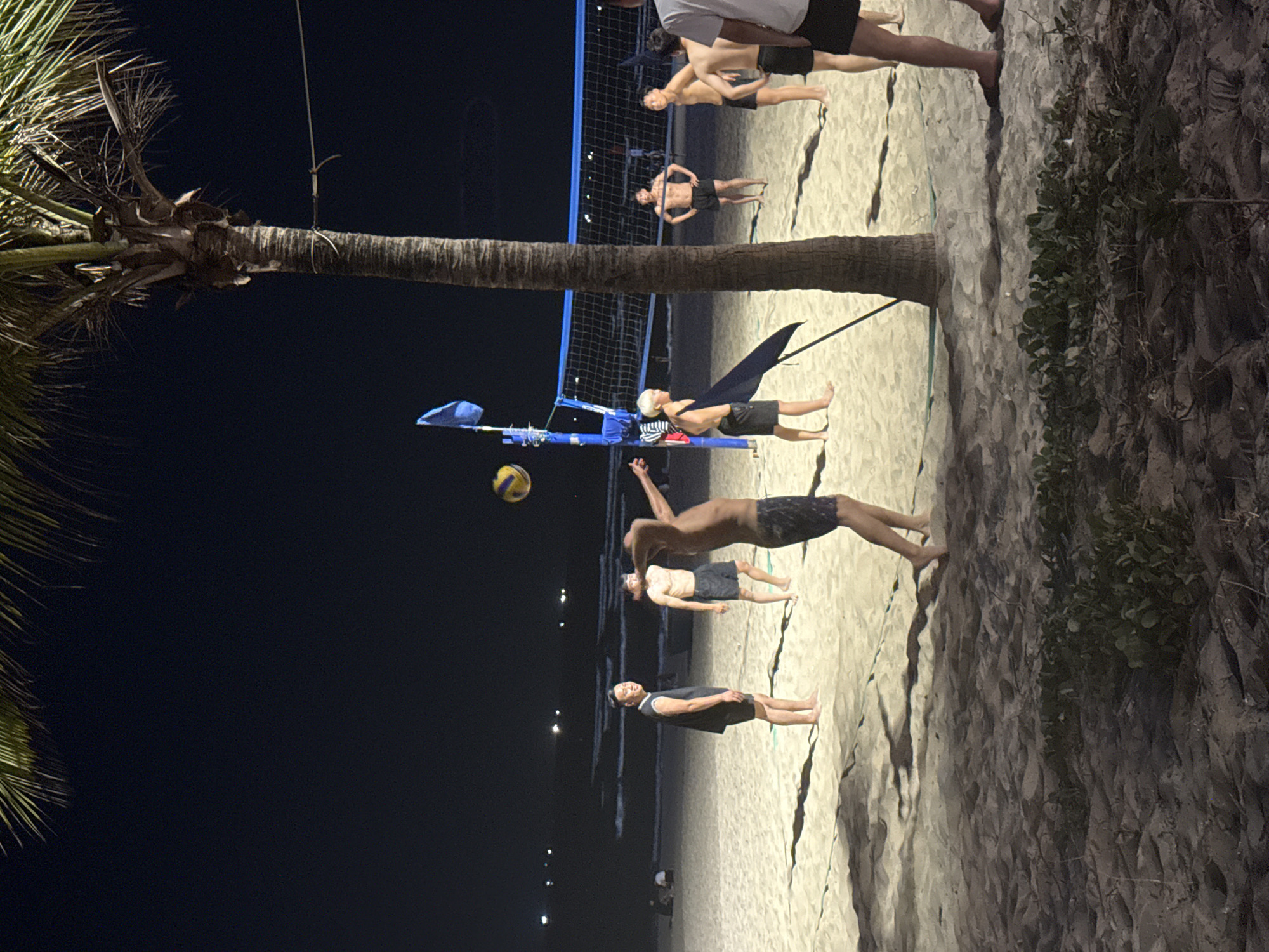 Nighttime beach volleyball and dining captured in Đà Nẵng