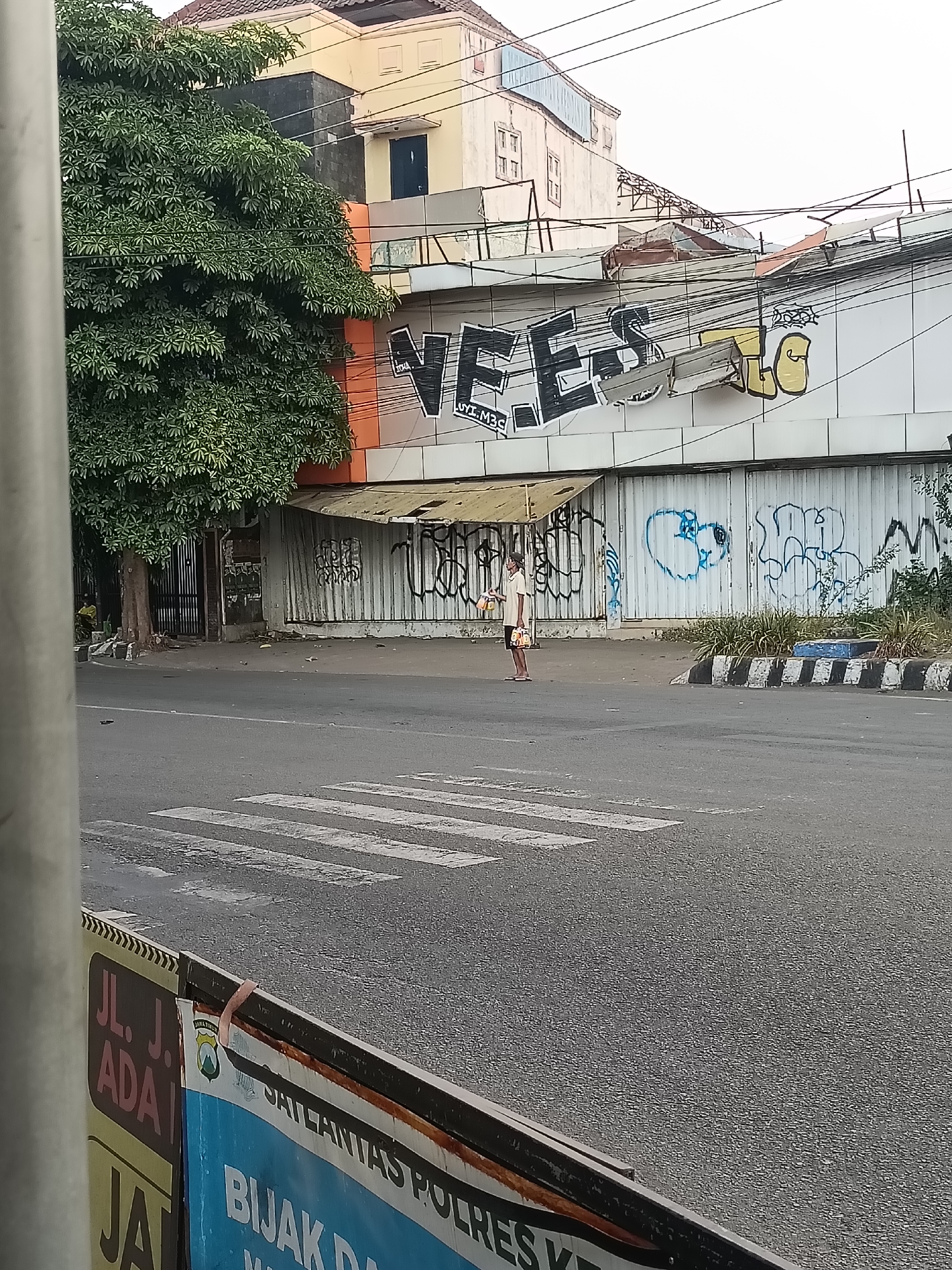 Kediri streets mix daily commerce with major road construction